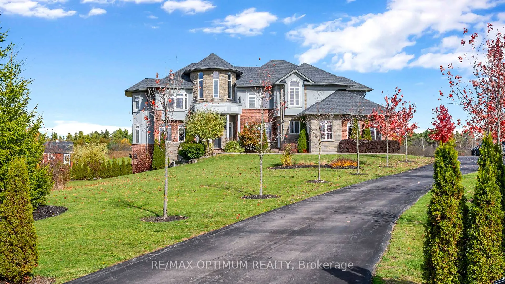 Front of 100 Chesswood Trail