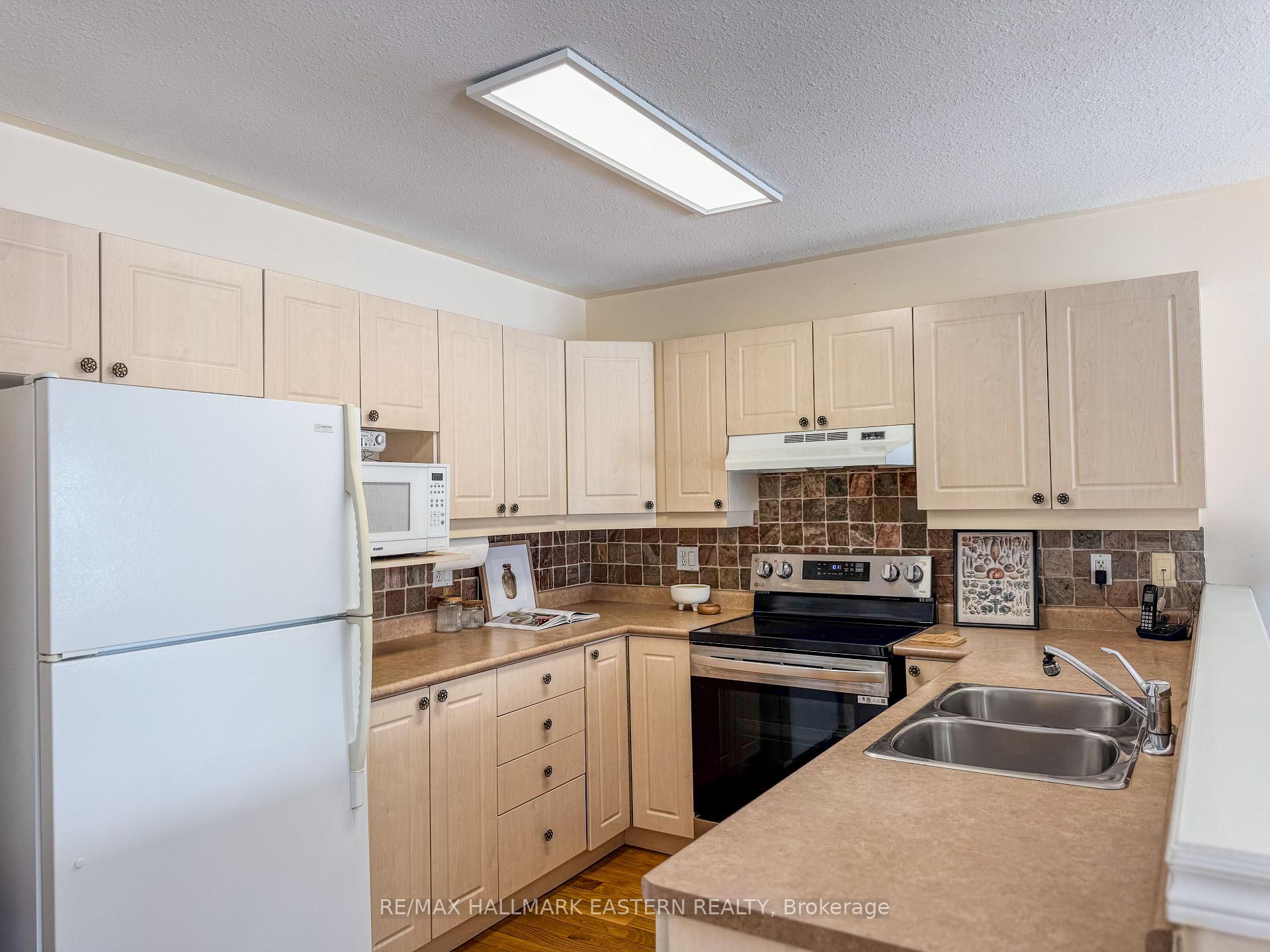 Photo 12 of 513 Carriage Lane, Peterborough, Northcrest Ward 5 — HOMEH
