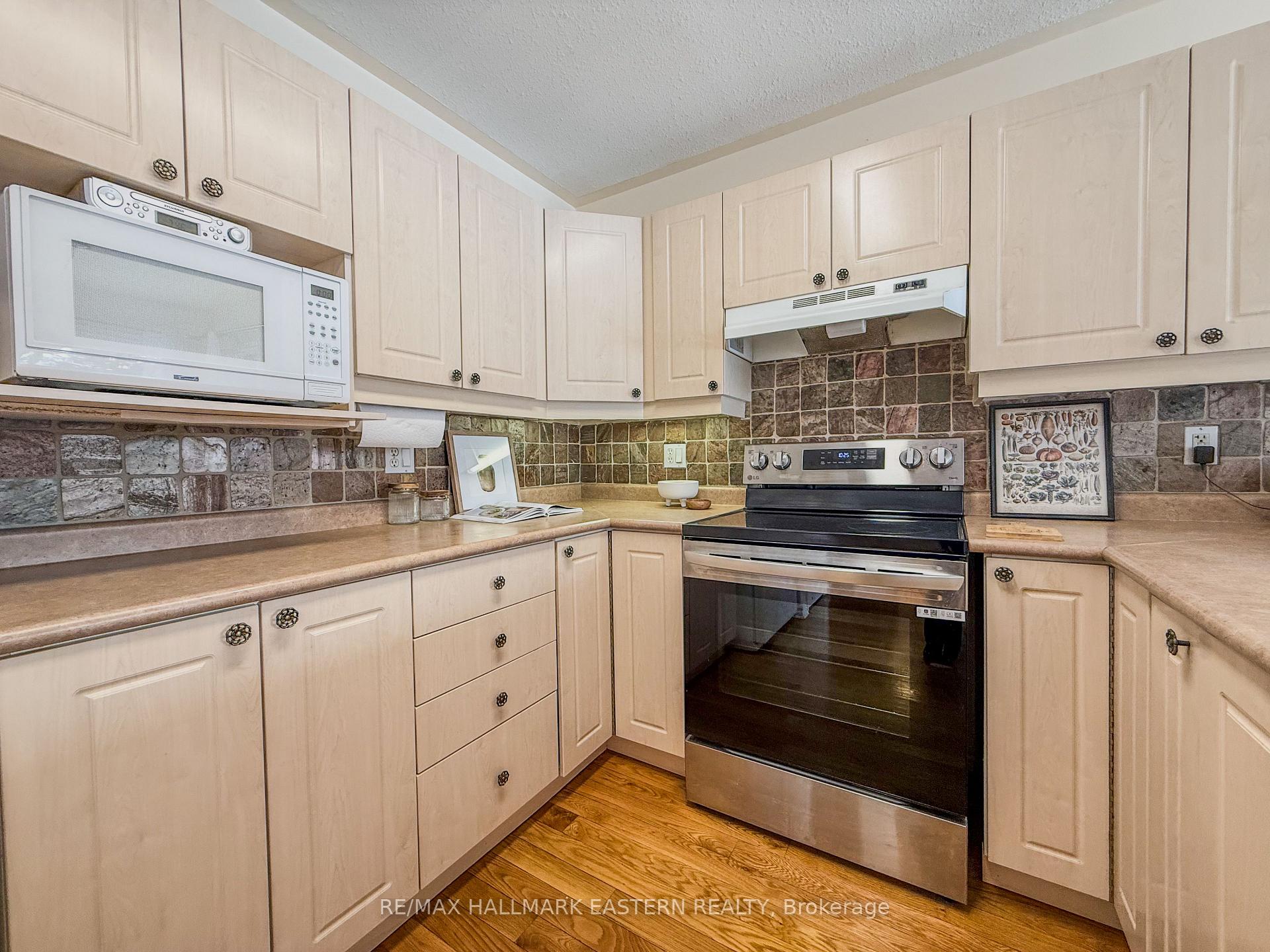 Photo 14 of 513 Carriage Lane, Peterborough, Northcrest Ward 5 — HOMEH