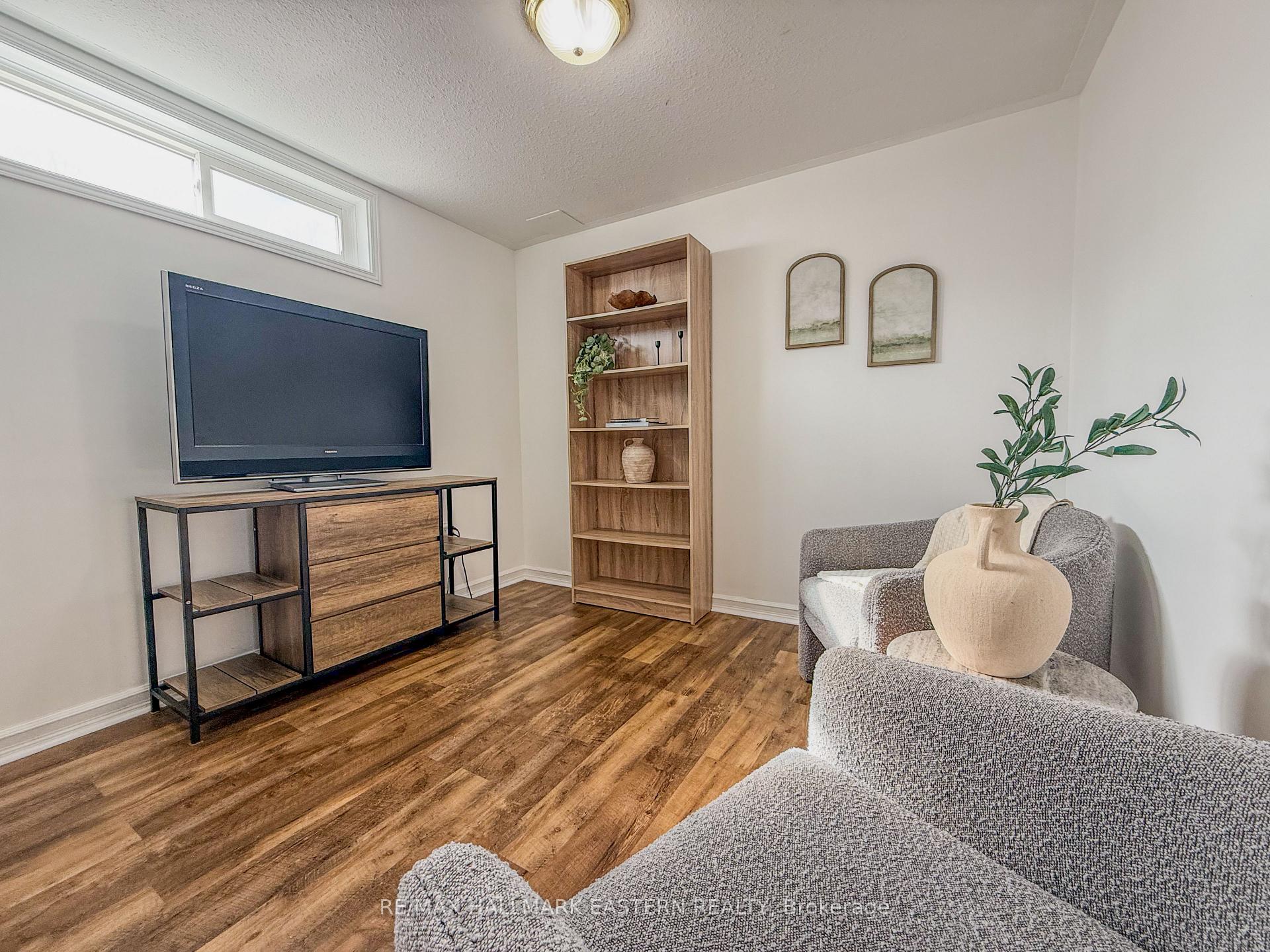 Photo 33 of 513 Carriage Lane, Peterborough, Northcrest Ward 5 — HOMEH