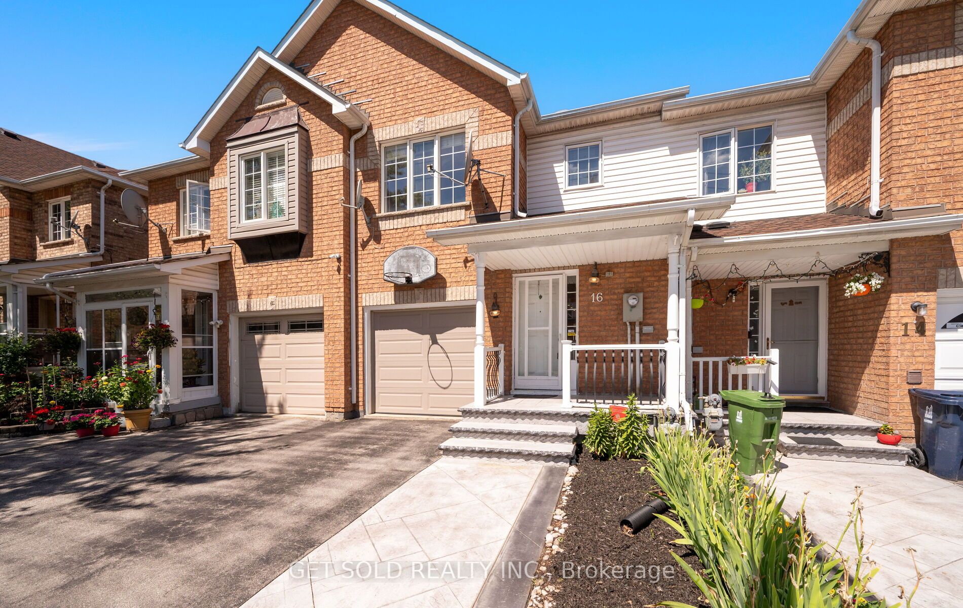 Photo 2 of 16 Mare Crescent, Etobicoke, West Humber-Clairville — HOMEH