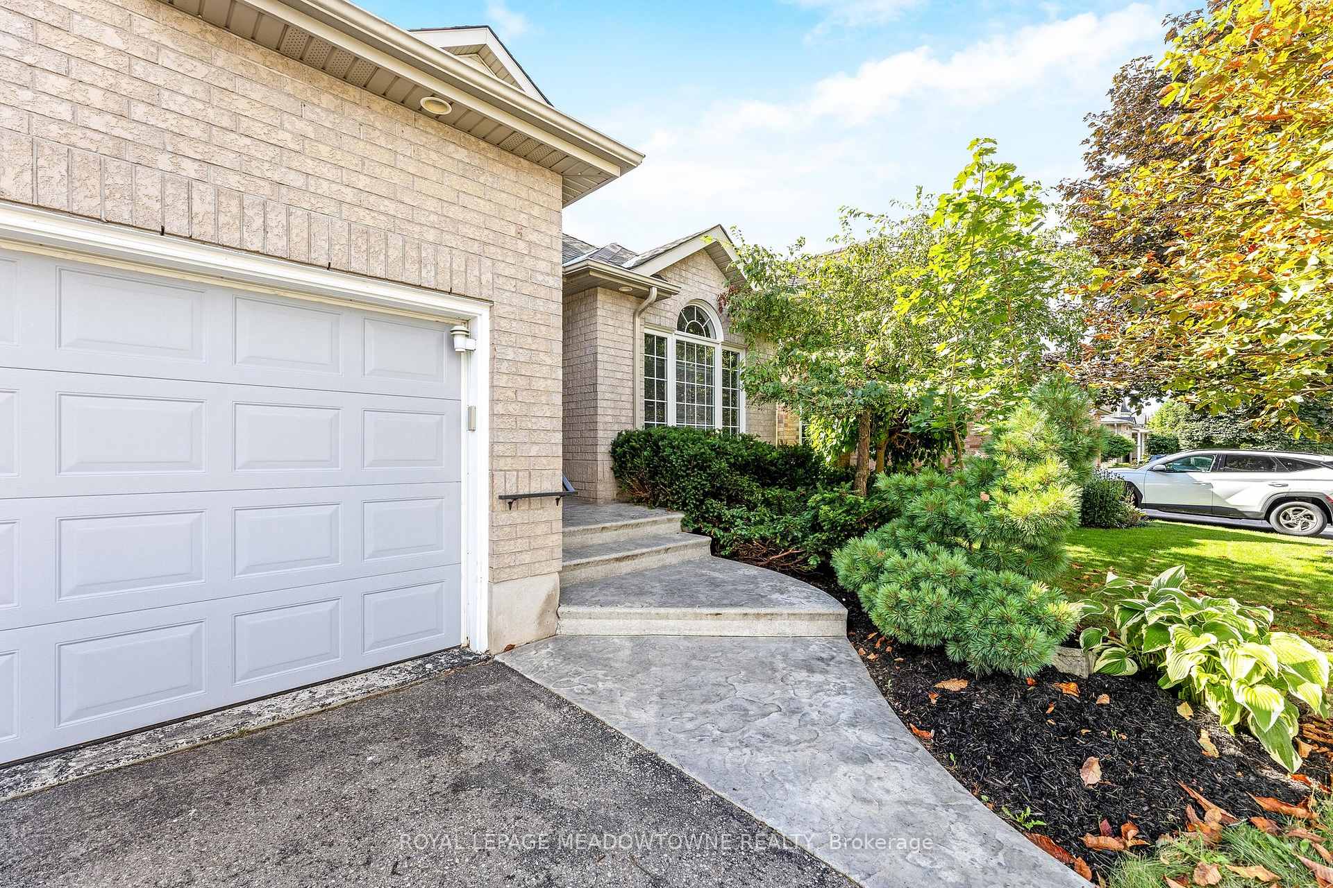 Photo 2 of 33 Grey Oak Drive, Guelph, Pineridge/Westminster Woods — HOMEH