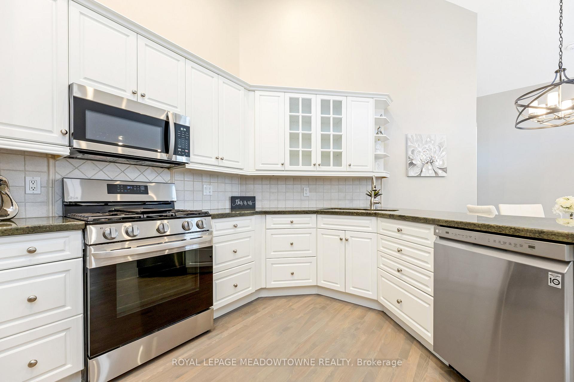 Photo 11 of 33 Grey Oak Drive, Guelph, Pineridge/Westminster Woods — HOMEH