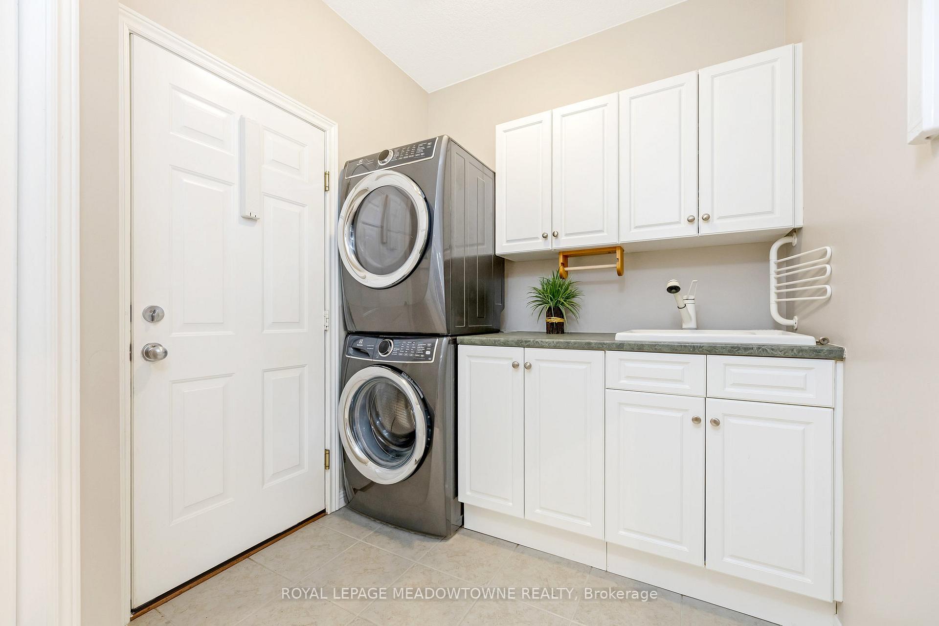 Photo 13 of 33 Grey Oak Drive, Guelph, Pineridge/Westminster Woods — HOMEH
