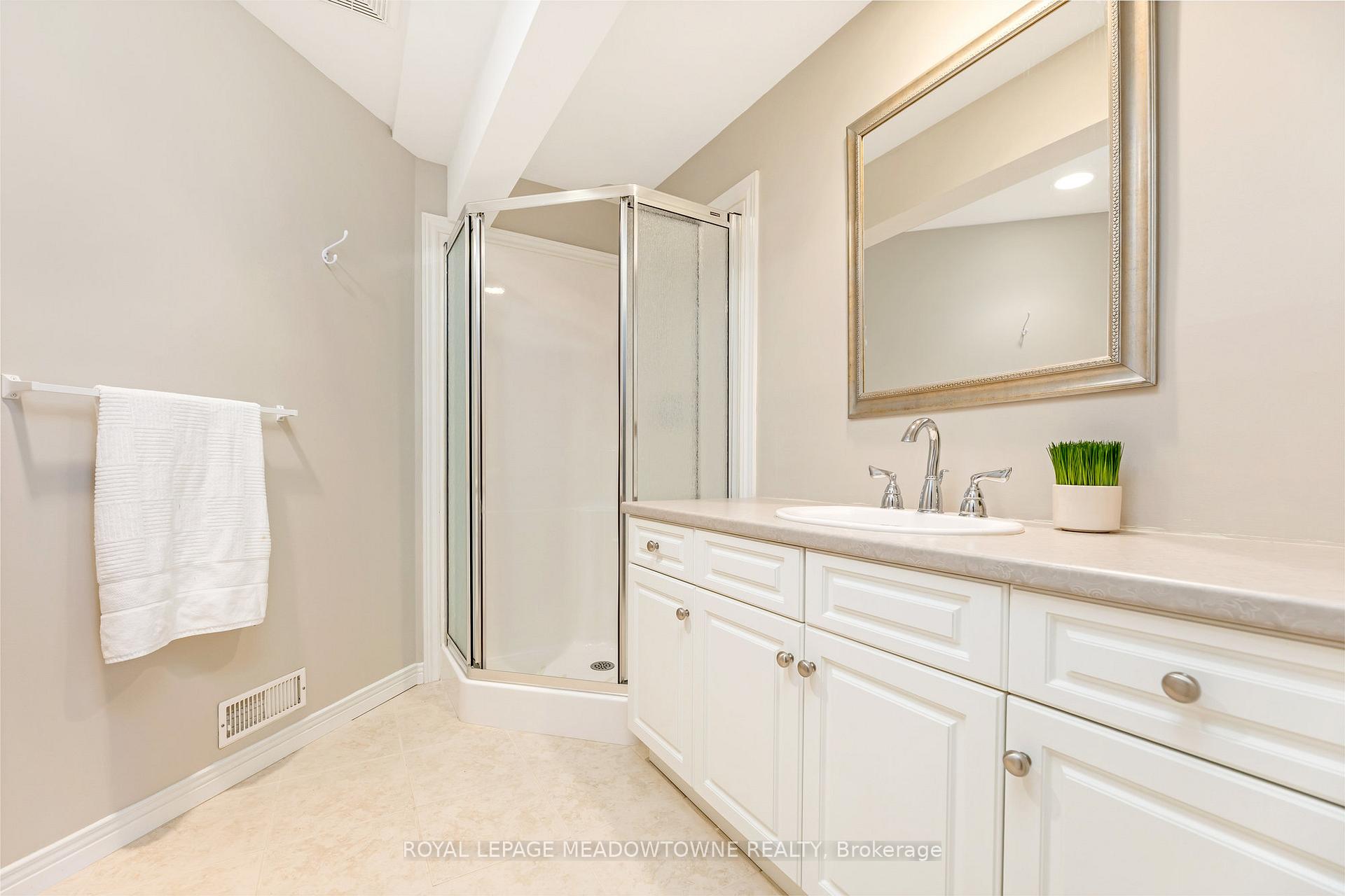 Photo 28 of 33 Grey Oak Drive, Guelph, Pineridge/Westminster Woods — HOMEH