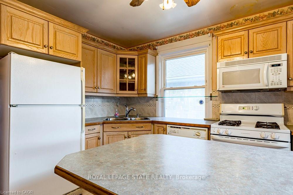 Photo 10 of 8 Sylvia Crescent, Hamilton, Rosedale — HOMEH