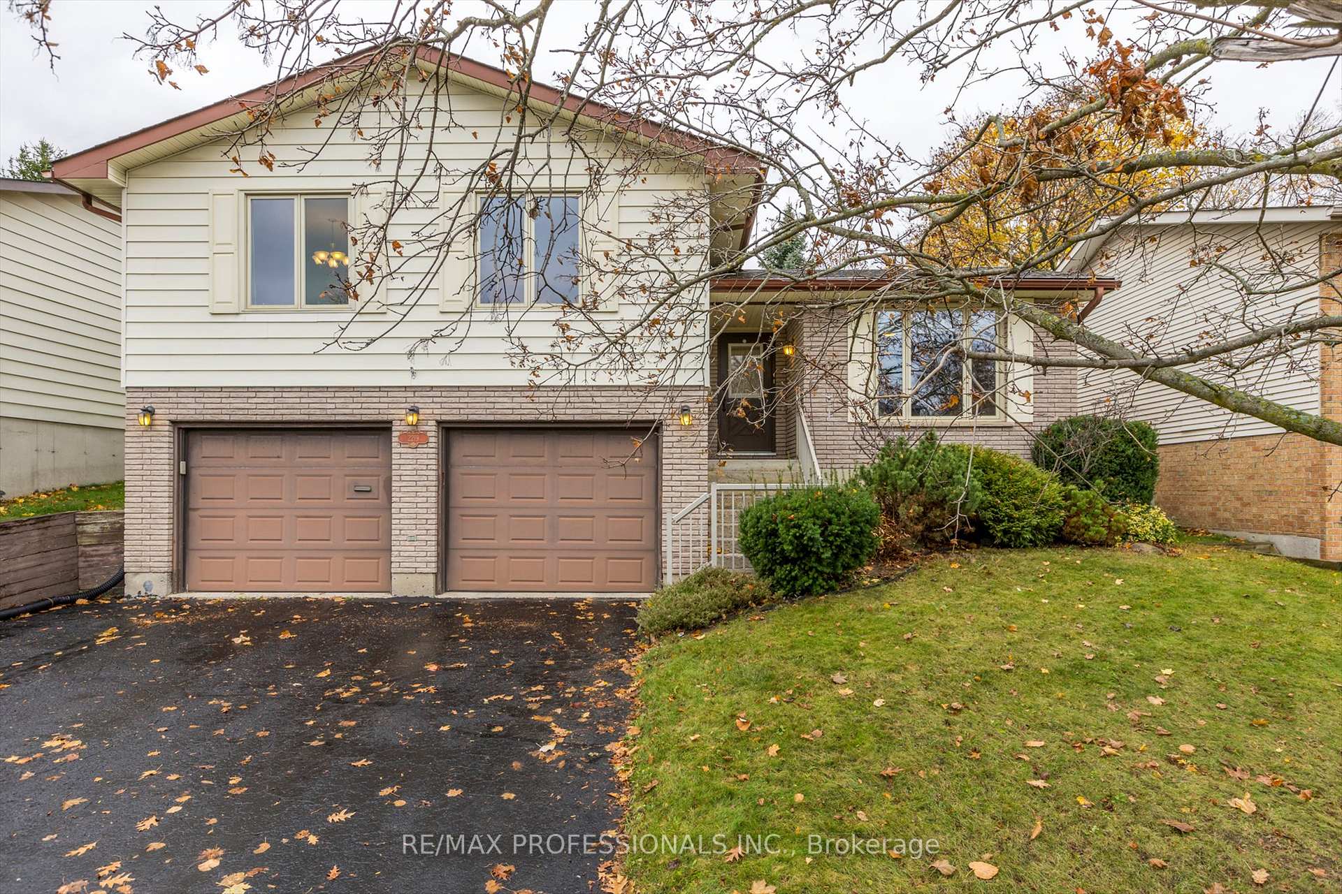 Photo 1 of 2219 Woodglade Boulevard, Peterborough, Monaghan Ward 2 — HOMEH