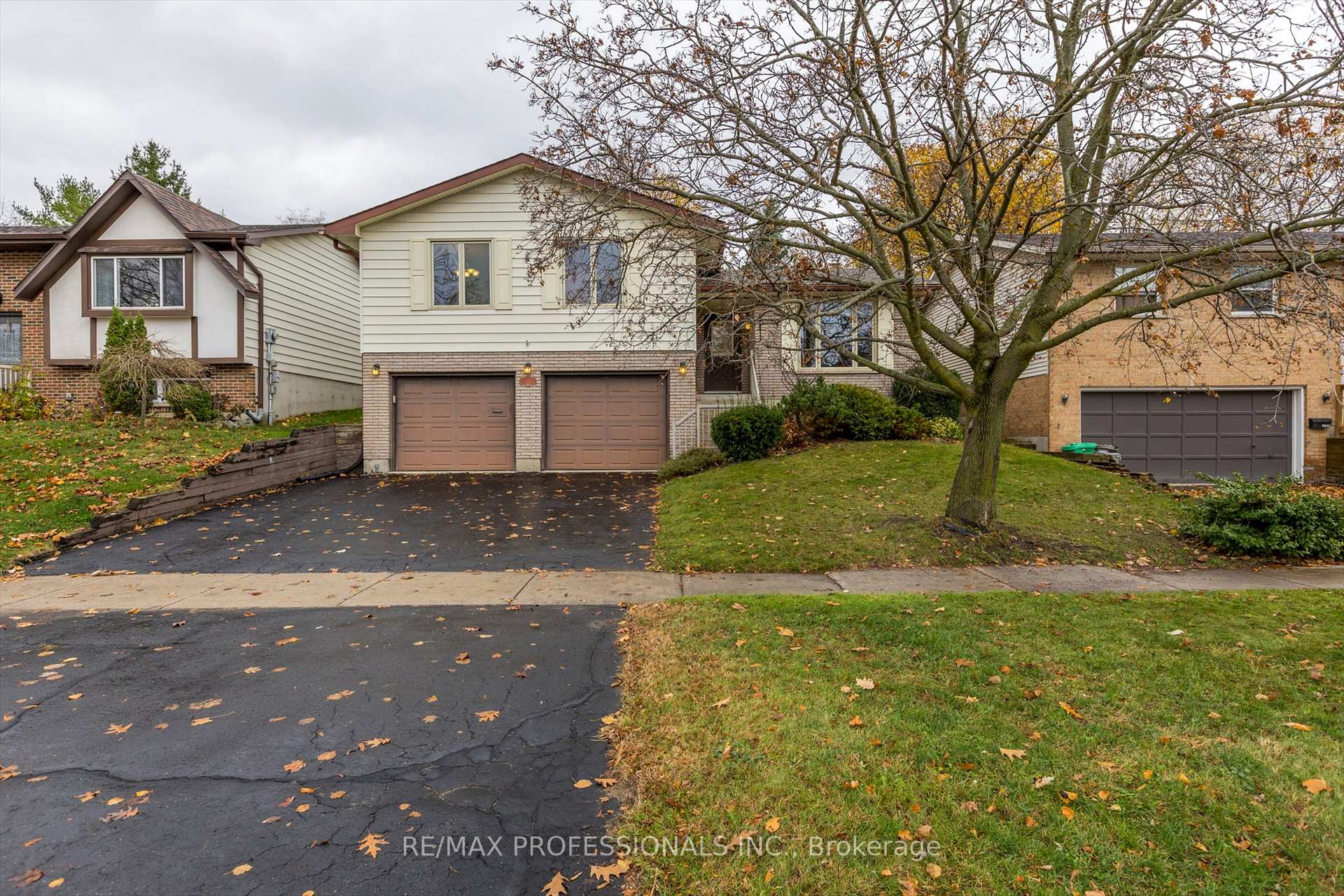 Photo 2 of 2219 Woodglade Boulevard, Peterborough, Monaghan Ward 2 — HOMEH