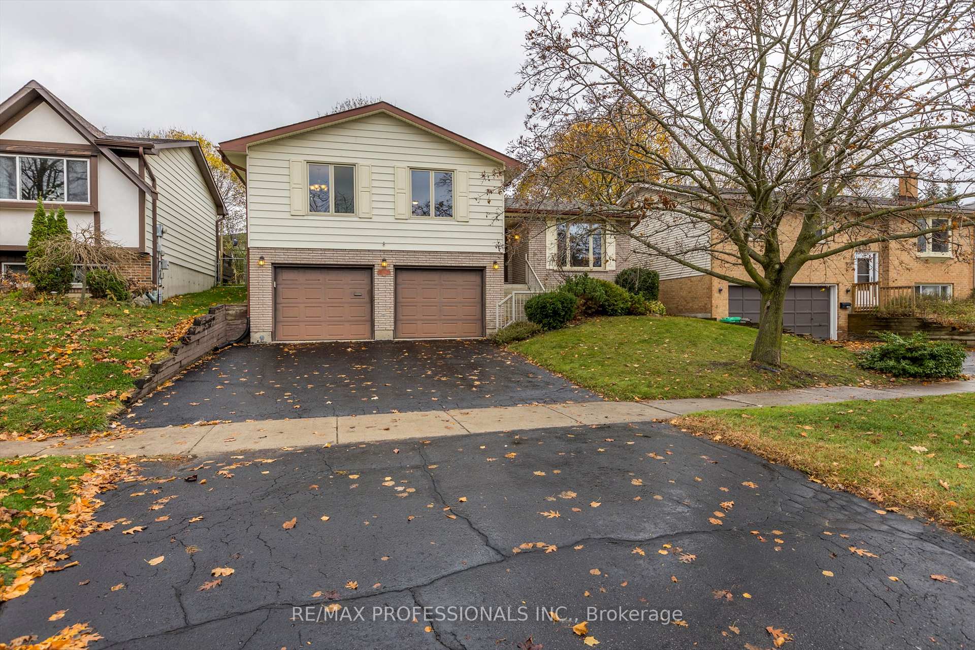 Photo 3 of 2219 Woodglade Boulevard, Peterborough, Monaghan Ward 2 — HOMEH