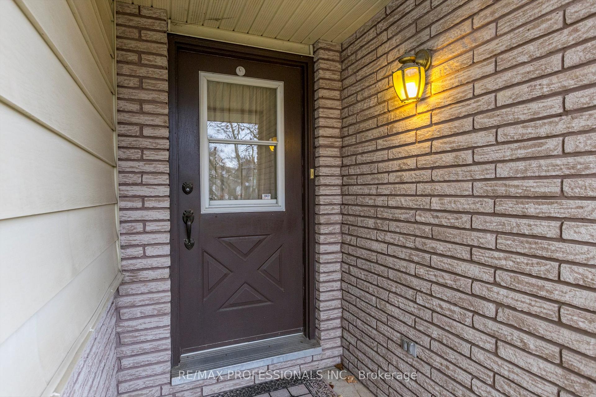 Photo 4 of 2219 Woodglade Boulevard, Peterborough, Monaghan Ward 2 — HOMEH