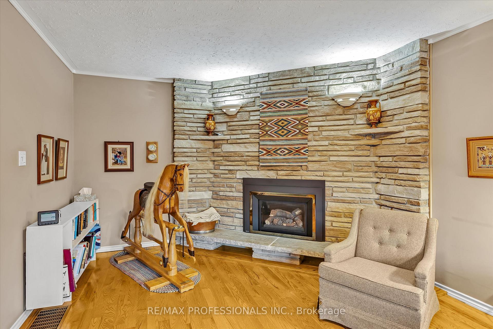 Photo 7 of 2219 Woodglade Boulevard, Peterborough, Monaghan Ward 2 — HOMEH