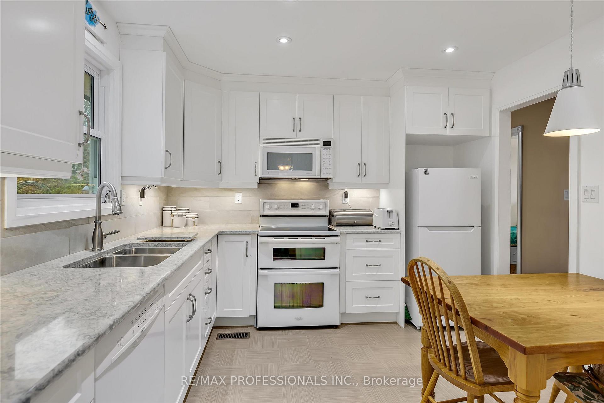 Photo 12 of 2219 Woodglade Boulevard, Peterborough, Monaghan Ward 2 — HOMEH