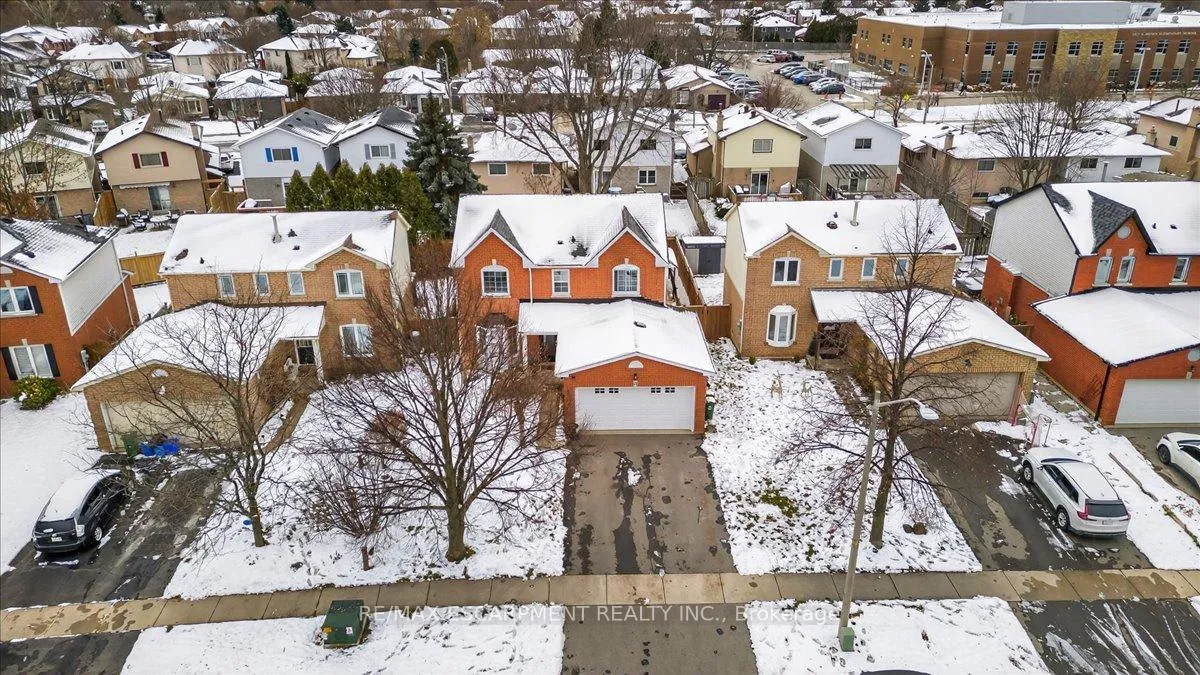 Photo 4 of 71 Royaledge Way, Hamilton, Waterdown — HOMEH