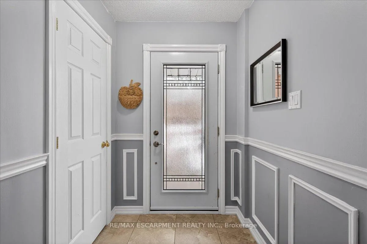Photo 11 of 71 Royaledge Way, Hamilton, Waterdown — HOMEH
