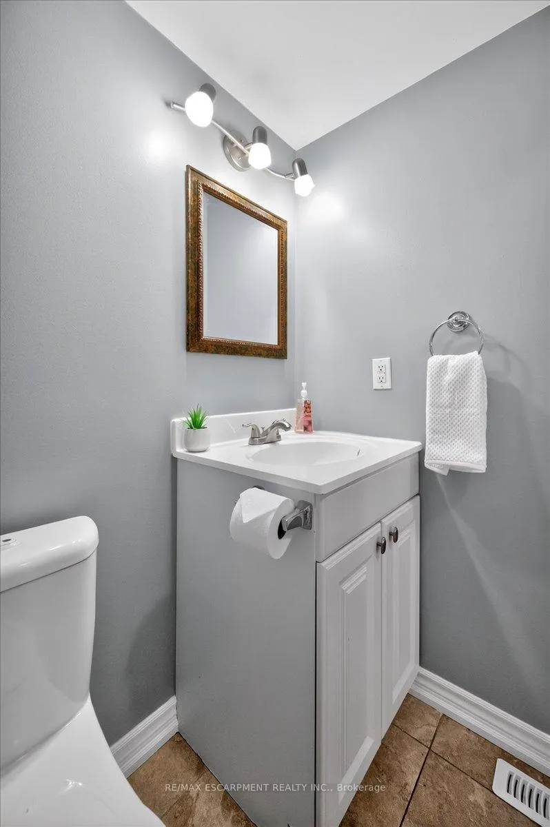 Photo 12 of 71 Royaledge Way, Hamilton, Waterdown — HOMEH