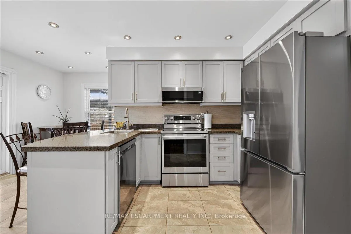 Photo 18 of 71 Royaledge Way, Hamilton, Waterdown — HOMEH