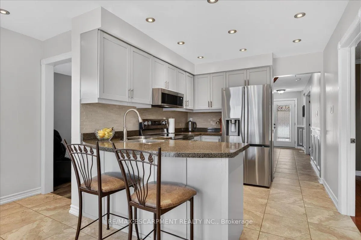 Photo 19 of 71 Royaledge Way, Hamilton, Waterdown — HOMEH