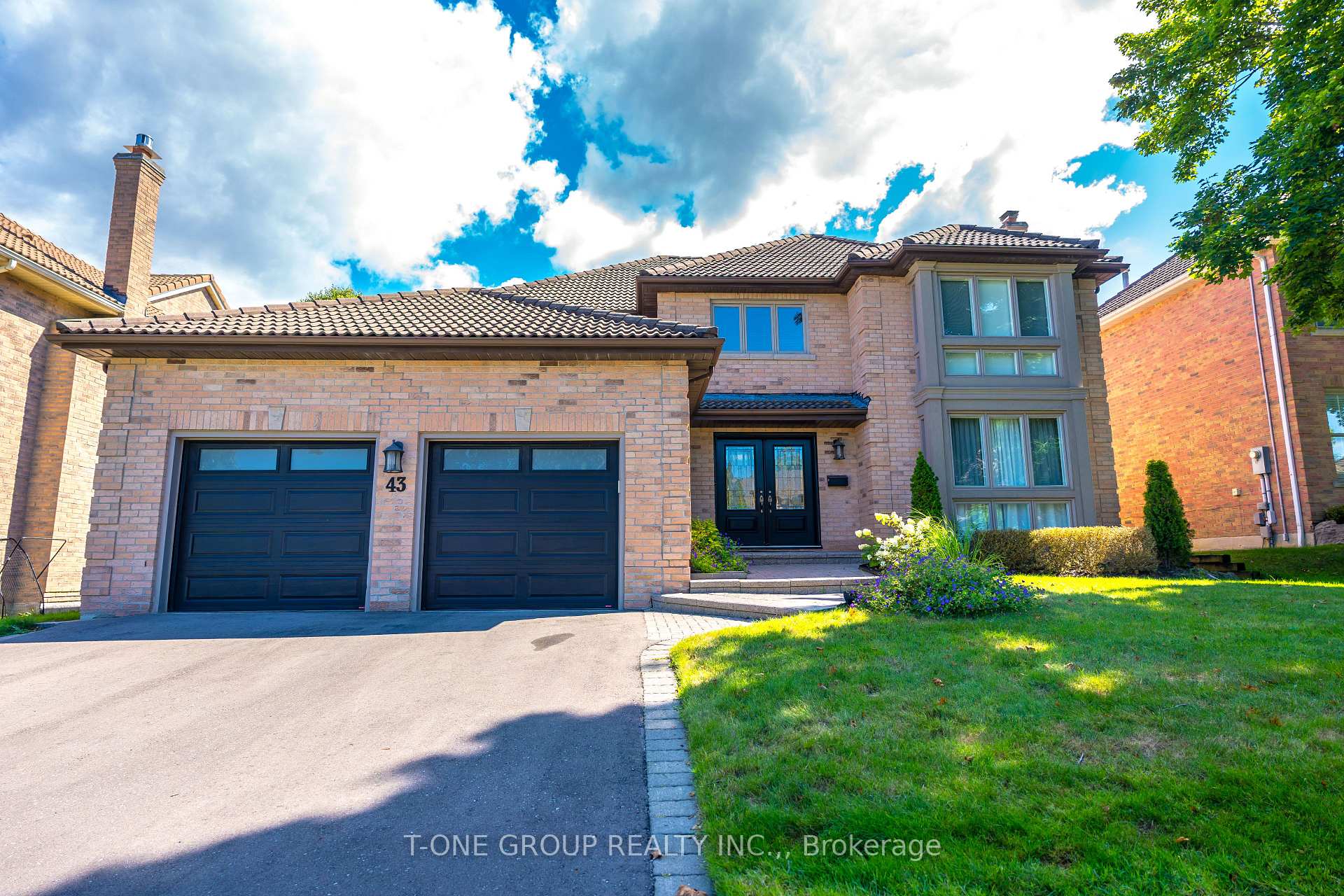 Photo 1 of 43 Trillium Drive, Aurora, Aurora Highlands — HOMEH