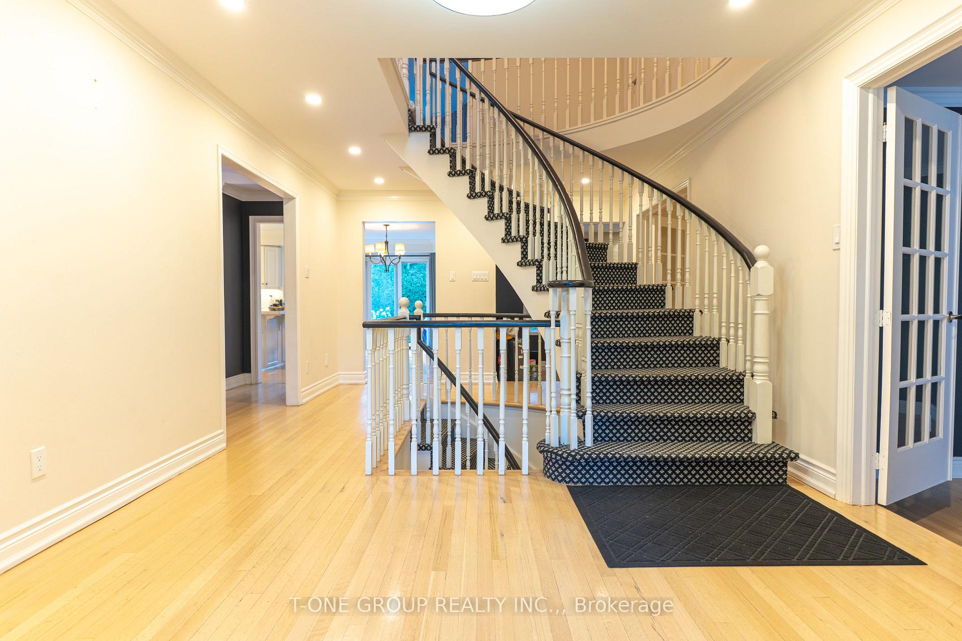 Photo 2 of 43 Trillium Drive, Aurora, Aurora Highlands — HOMEH