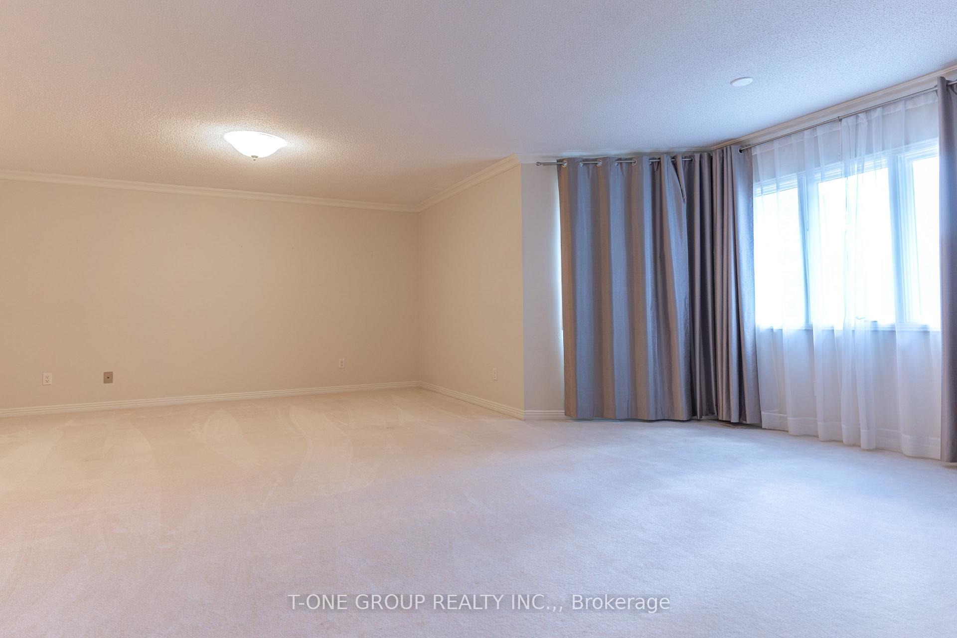 Photo 8 of 43 Trillium Drive, Aurora, Aurora Highlands — HOMEH