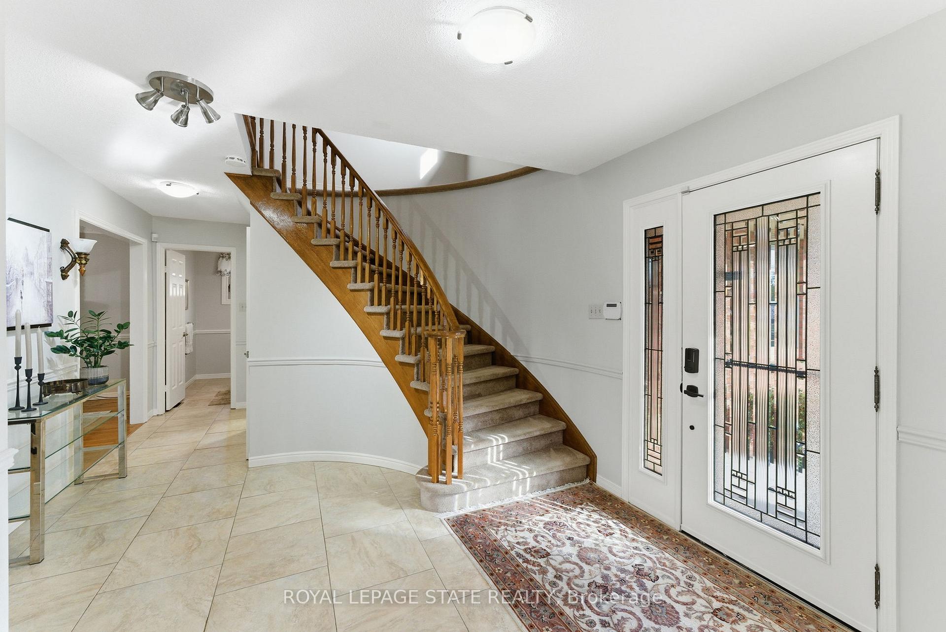 Photo 2 of 20 Vega Crescent, Hamilton, Stoney Creek — HOMEH