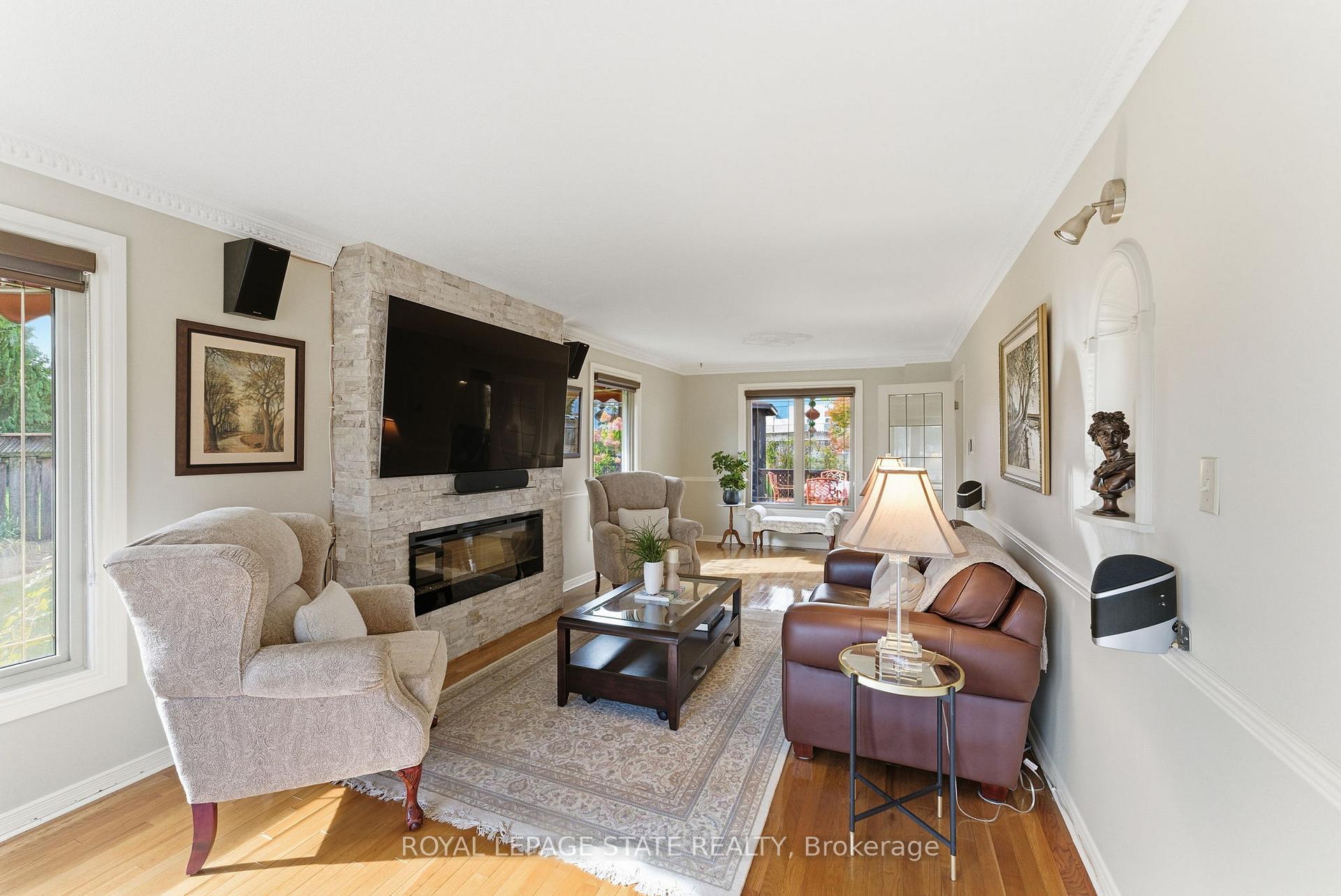 Photo 3 of 20 Vega Crescent, Hamilton, Stoney Creek — HOMEH