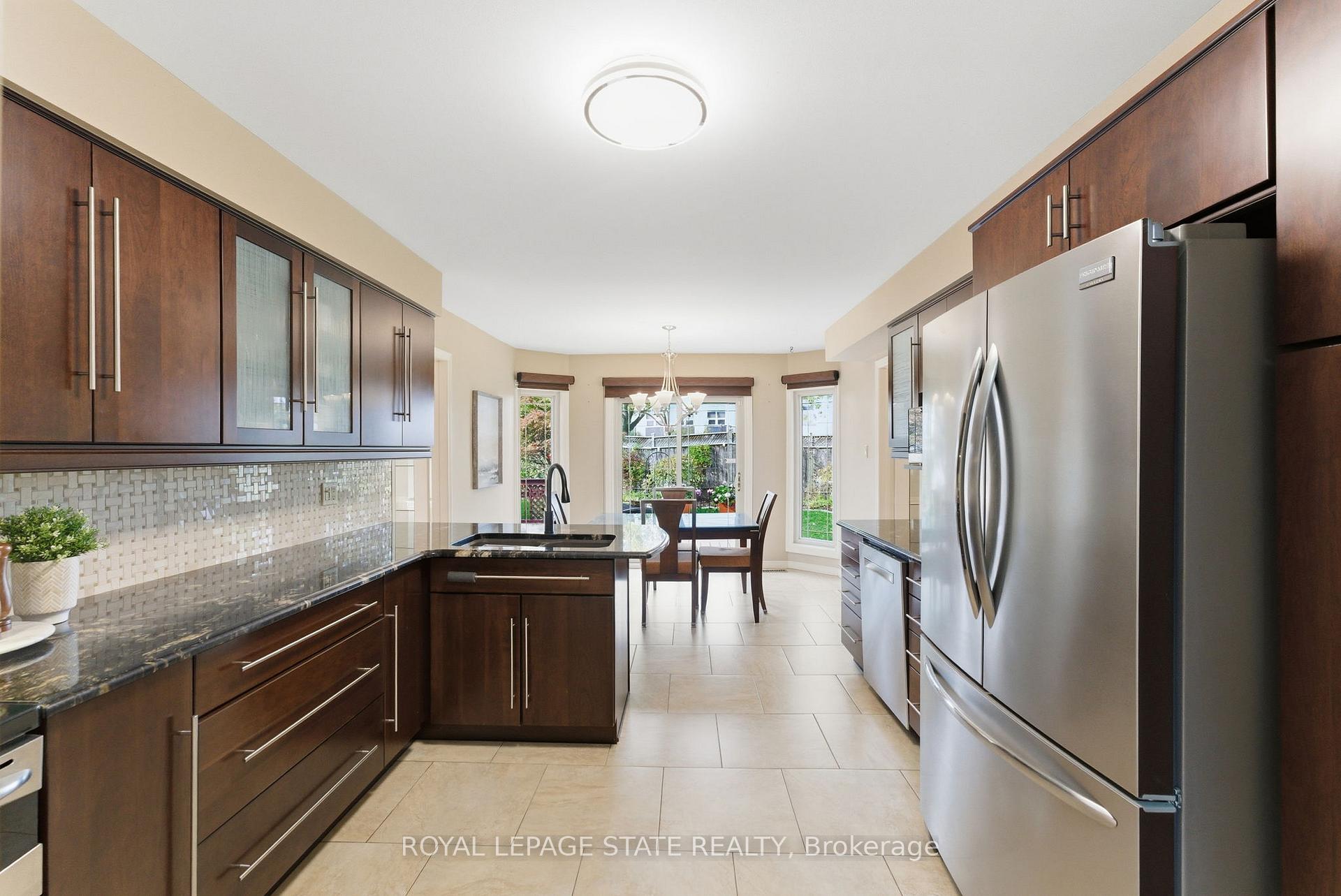 Photo 4 of 20 Vega Crescent, Hamilton, Stoney Creek — HOMEH