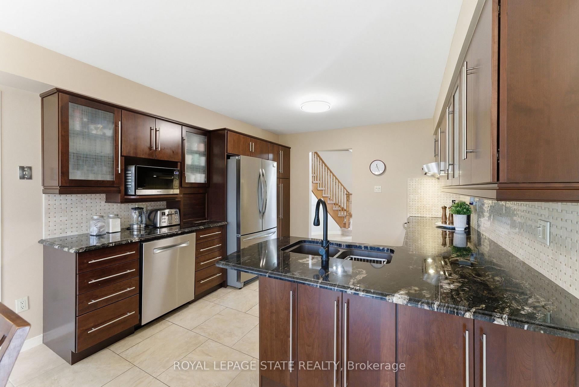 Photo 5 of 20 Vega Crescent, Hamilton, Stoney Creek — HOMEH
