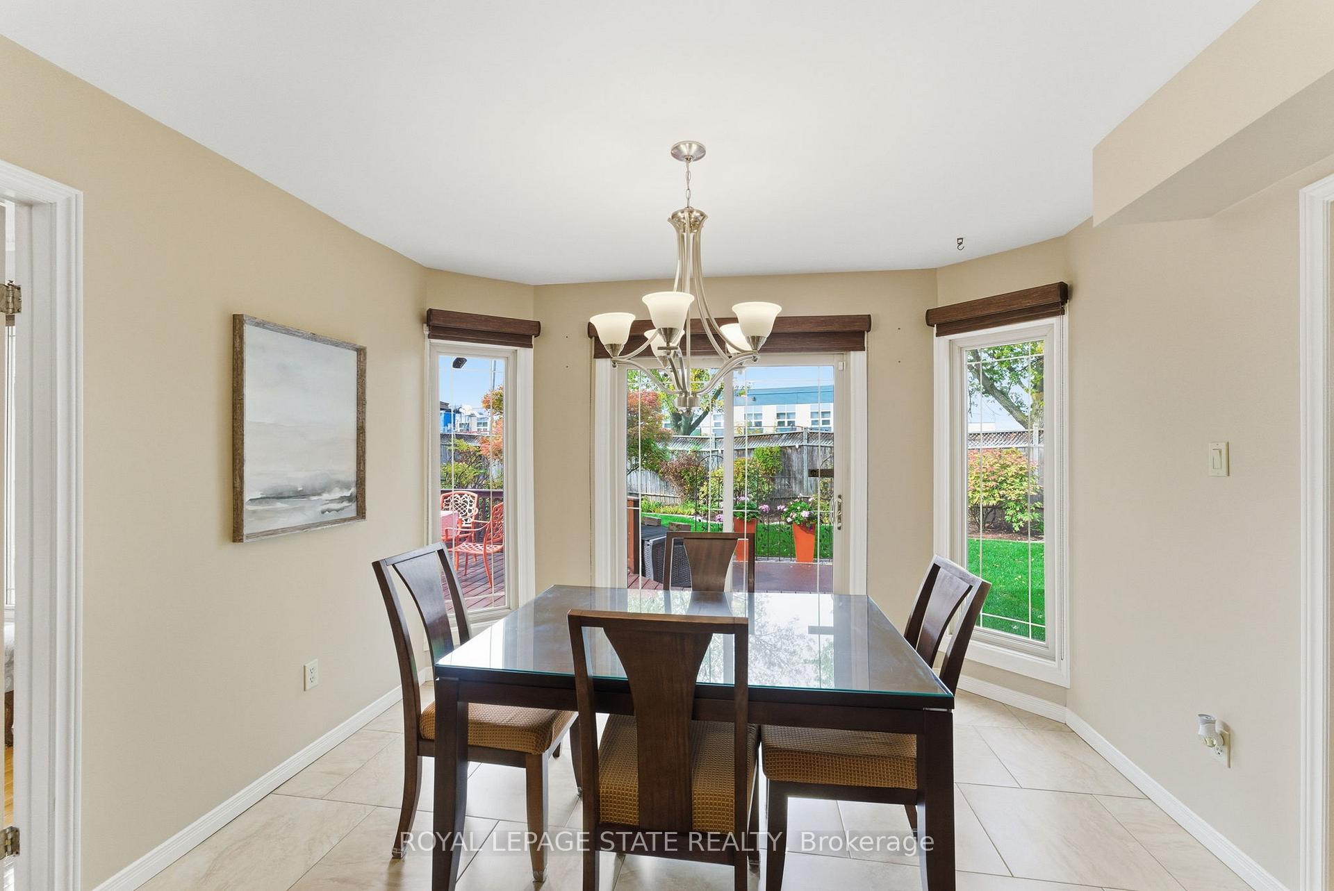 Photo 6 of 20 Vega Crescent, Hamilton, Stoney Creek — HOMEH