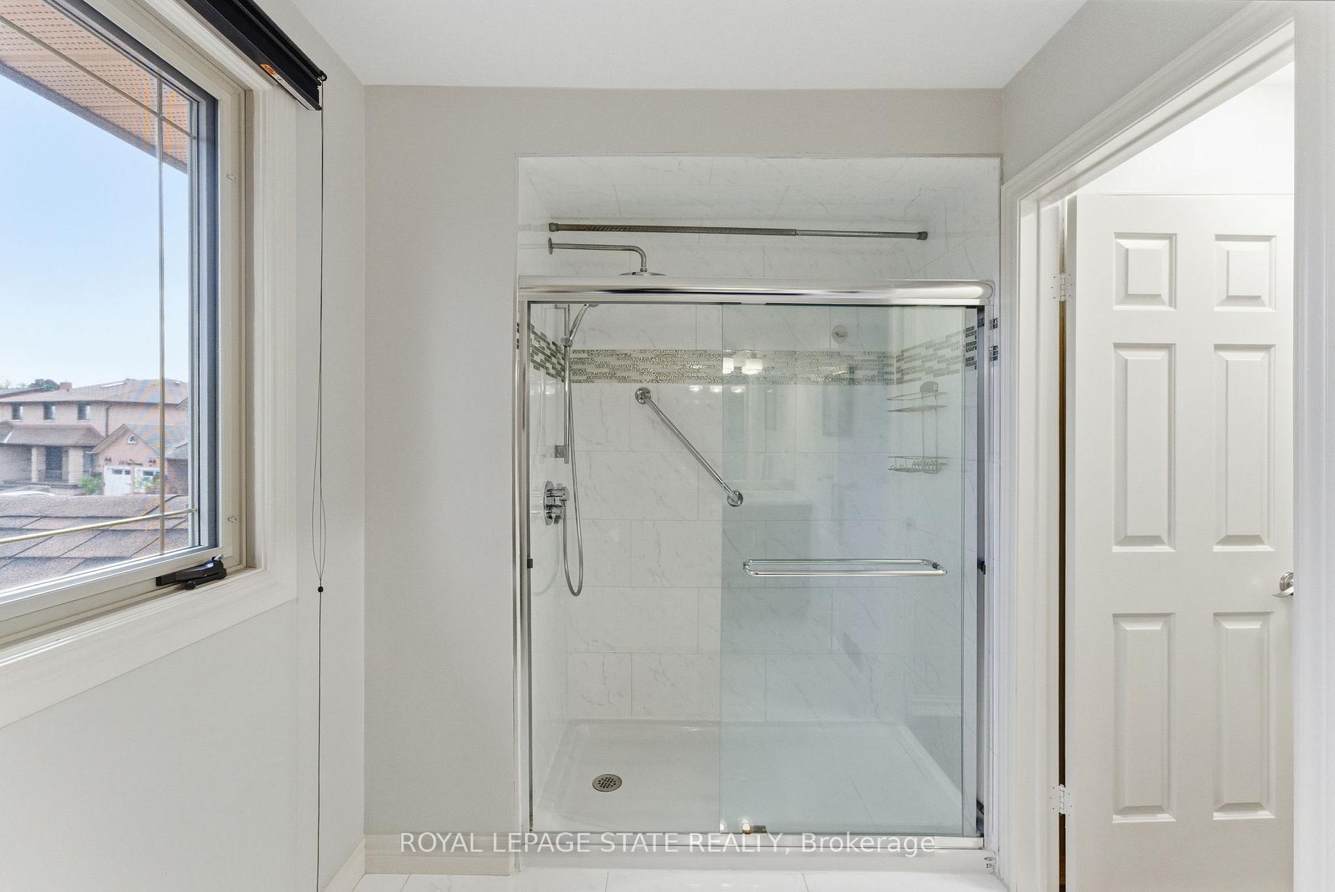 Photo 12 of 20 Vega Crescent, Hamilton, Stoney Creek — HOMEH