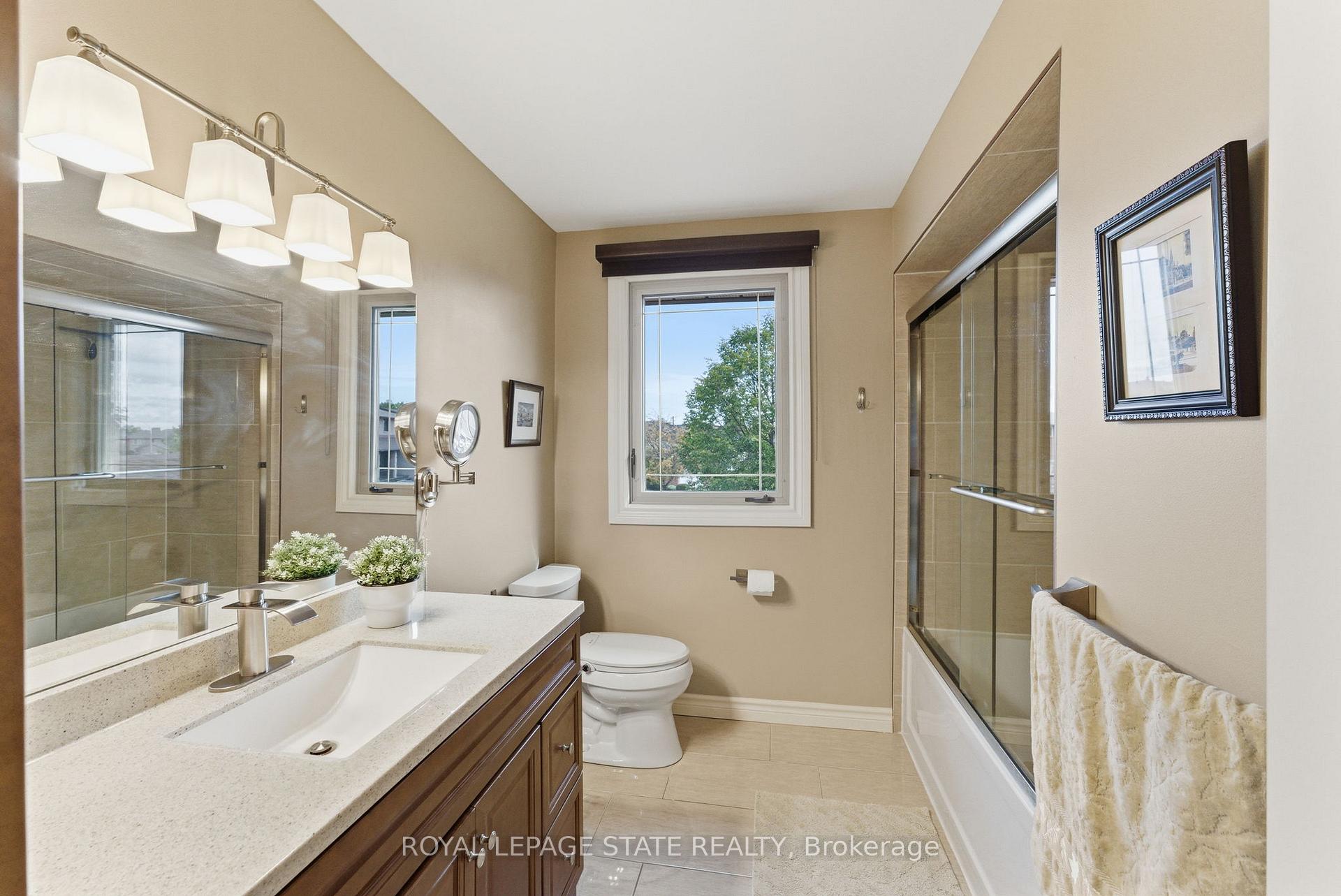 Photo 16 of 20 Vega Crescent, Hamilton, Stoney Creek — HOMEH