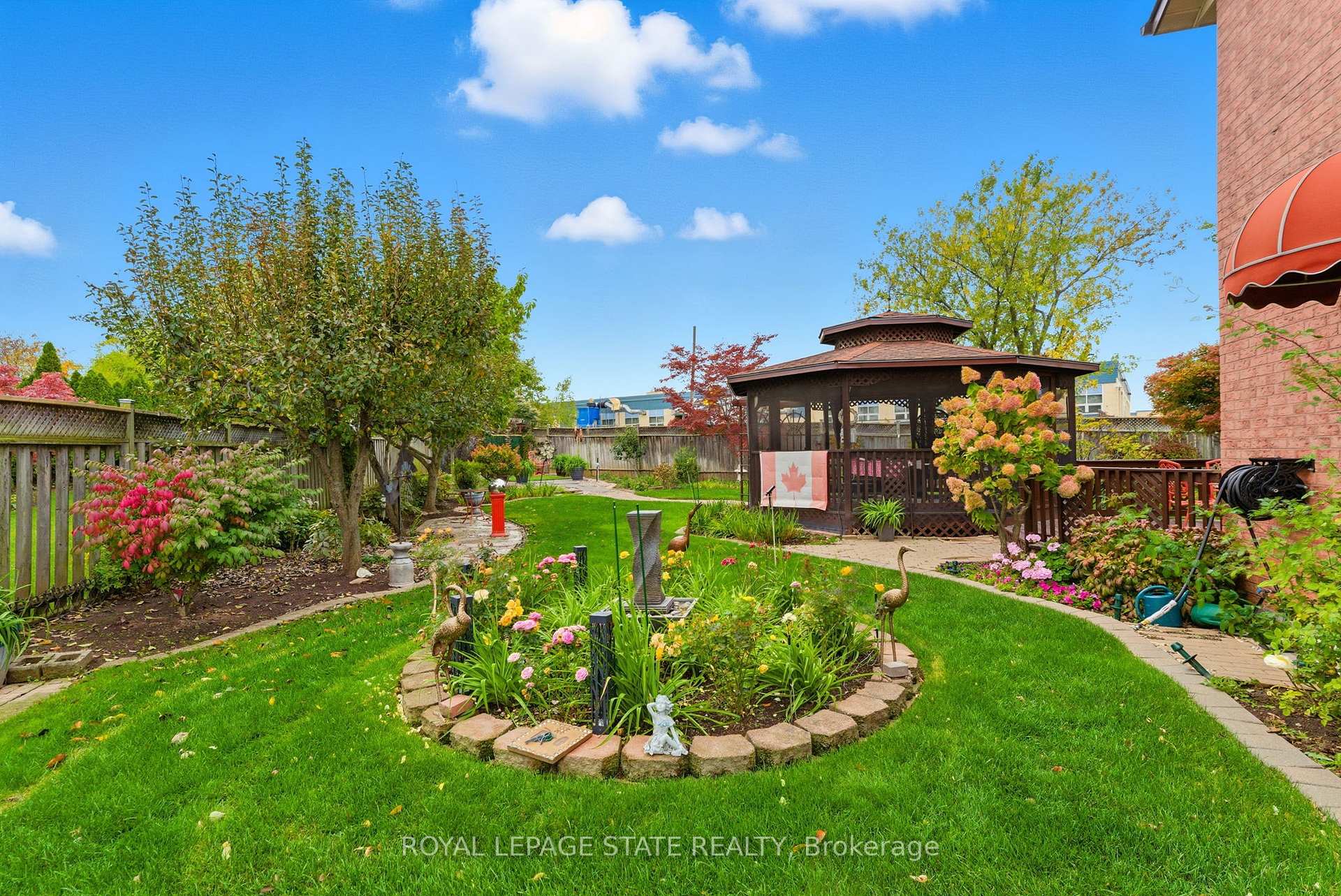 Photo 22 of 20 Vega Crescent, Hamilton, Stoney Creek — HOMEH