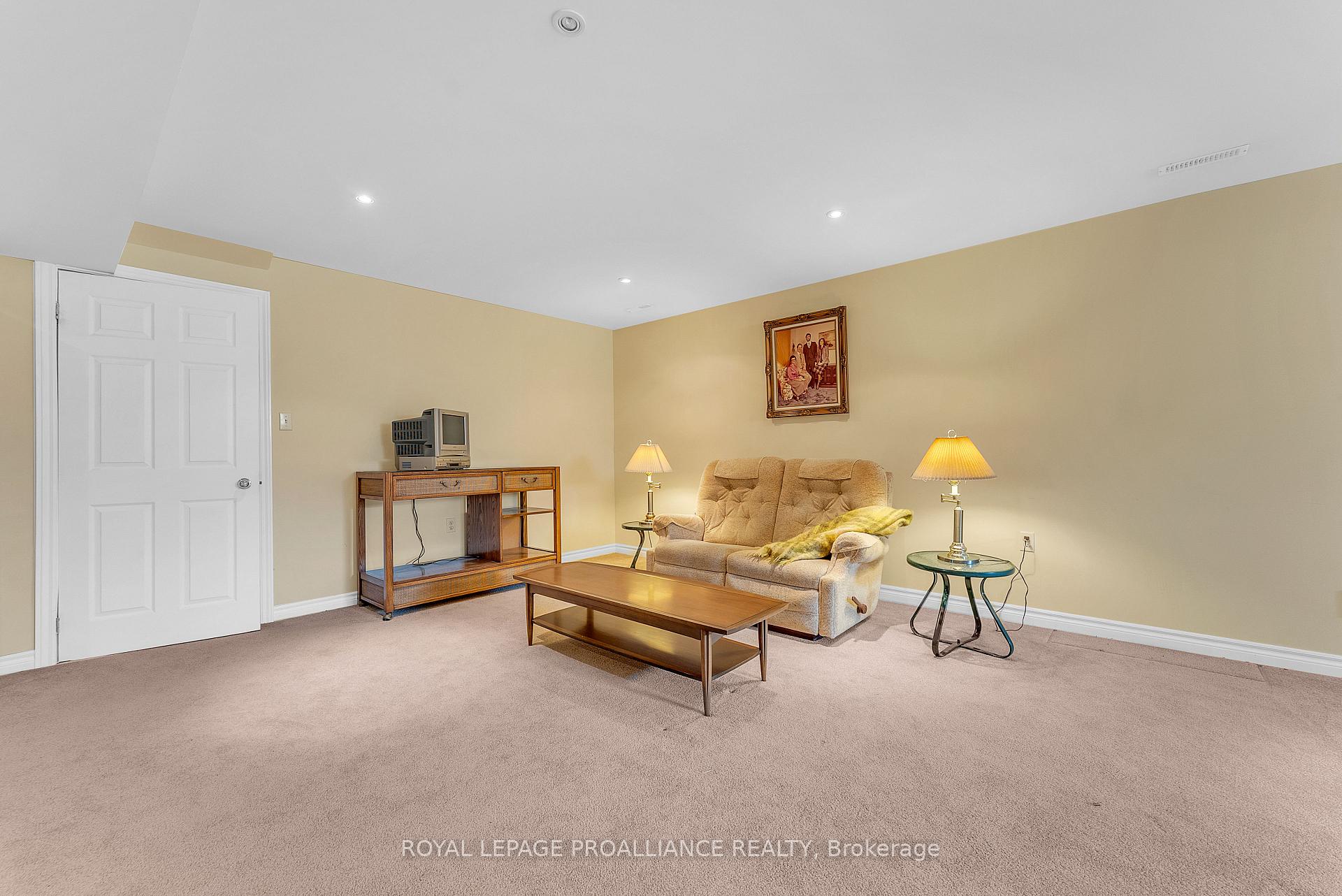 Photo 37 of 17 Hemlock Crescent, Belleville, Belleville Ward — HOMEH