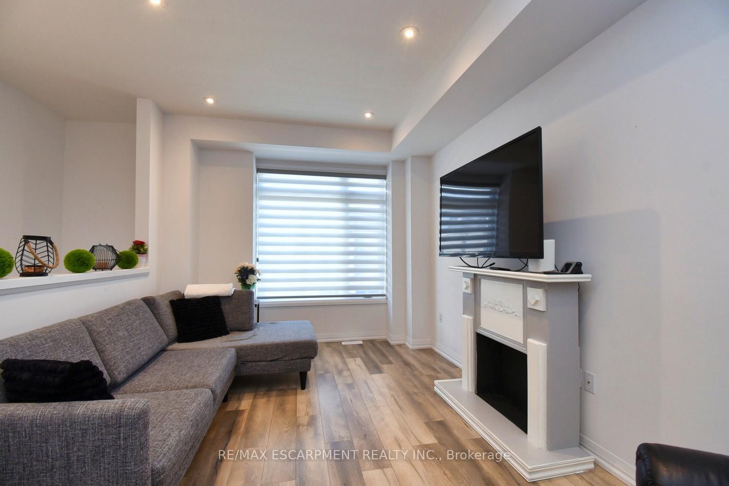 Photo 4 of Unit 66, 120 Court Drive, Brant, Paris — HOMEH