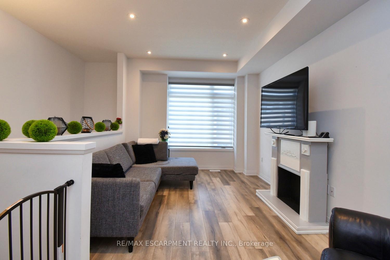 Photo 3 of Unit 66, 120 Court Drive, Brant, Paris — HOMEH