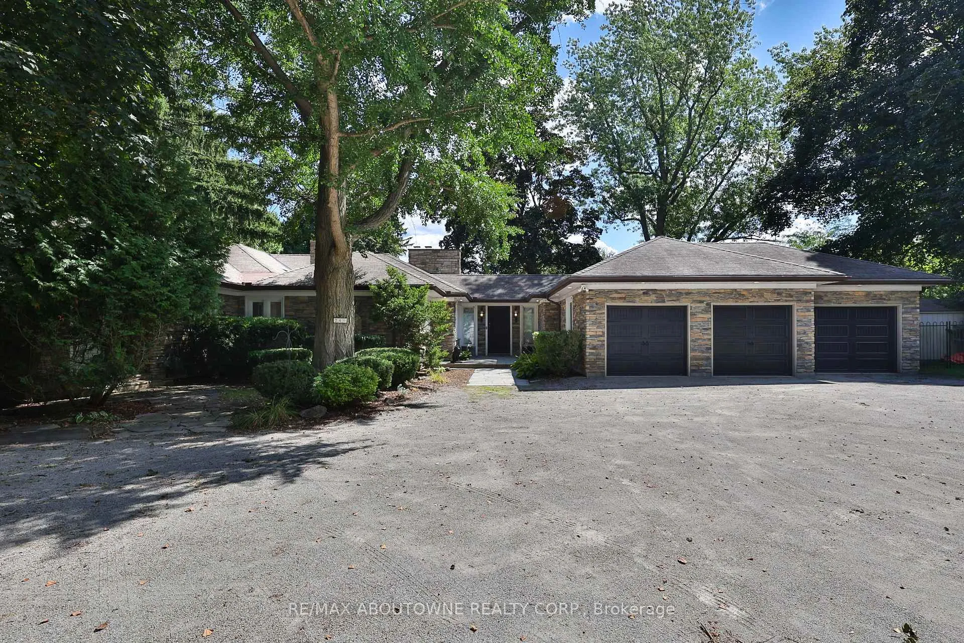 Photo 3 of 24 School Street, Hamilton, Waterdown — HOMEH