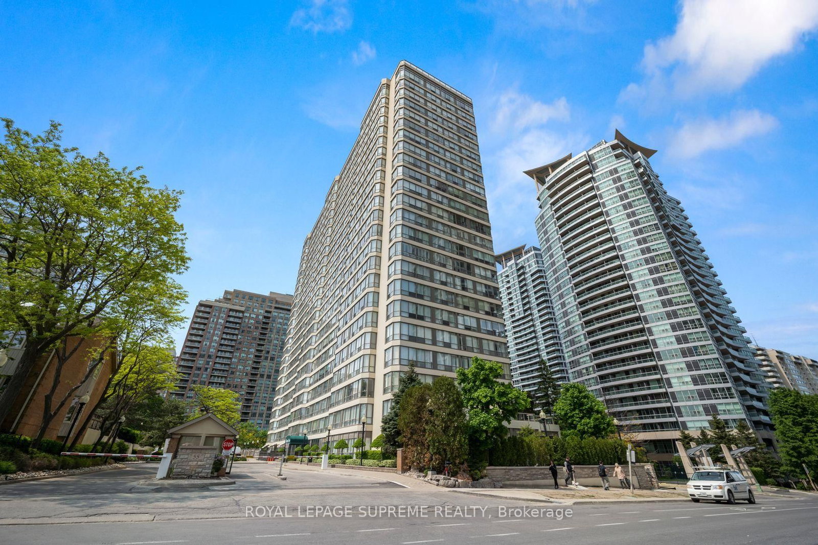 Front of Unit 914, 55 Elm Dr W