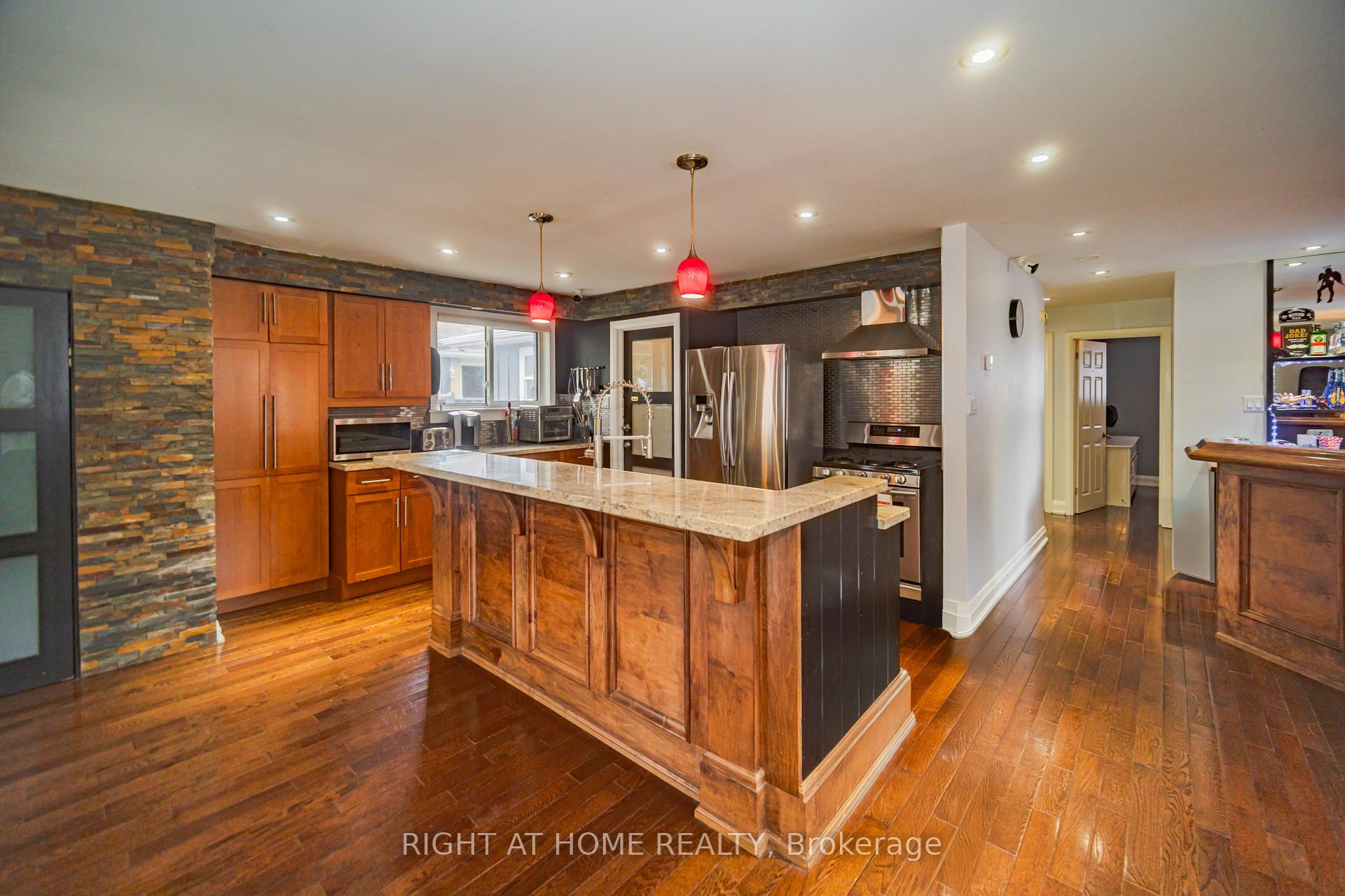 Photo 5 of 4 Devins Drive, Aurora, Aurora Heights — HOMEH