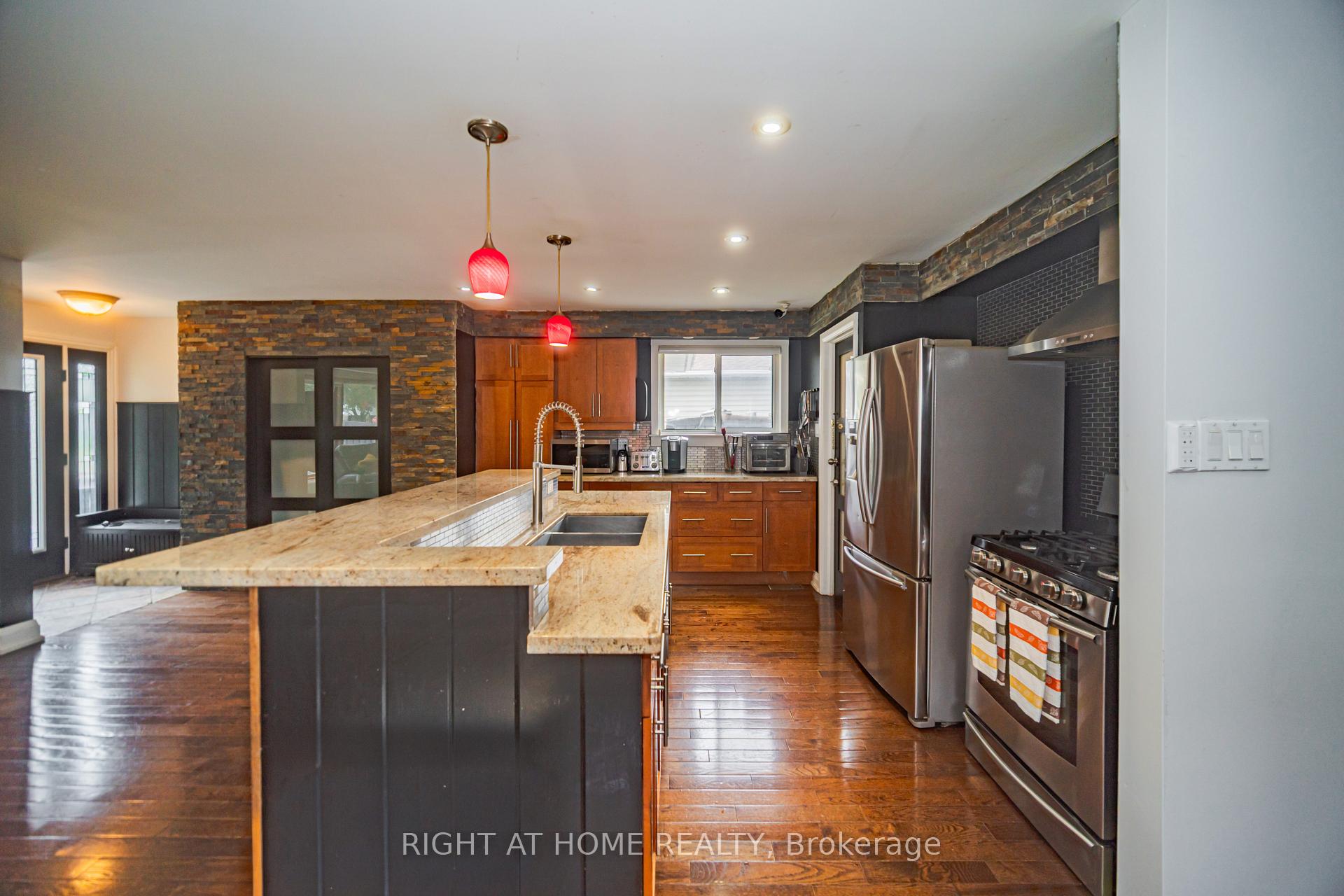 Photo 6 of 4 Devins Drive, Aurora, Aurora Heights — HOMEH