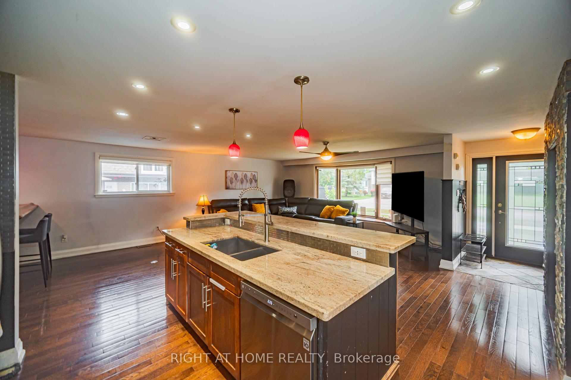 Photo 7 of 4 Devins Drive, Aurora, Aurora Heights — HOMEH