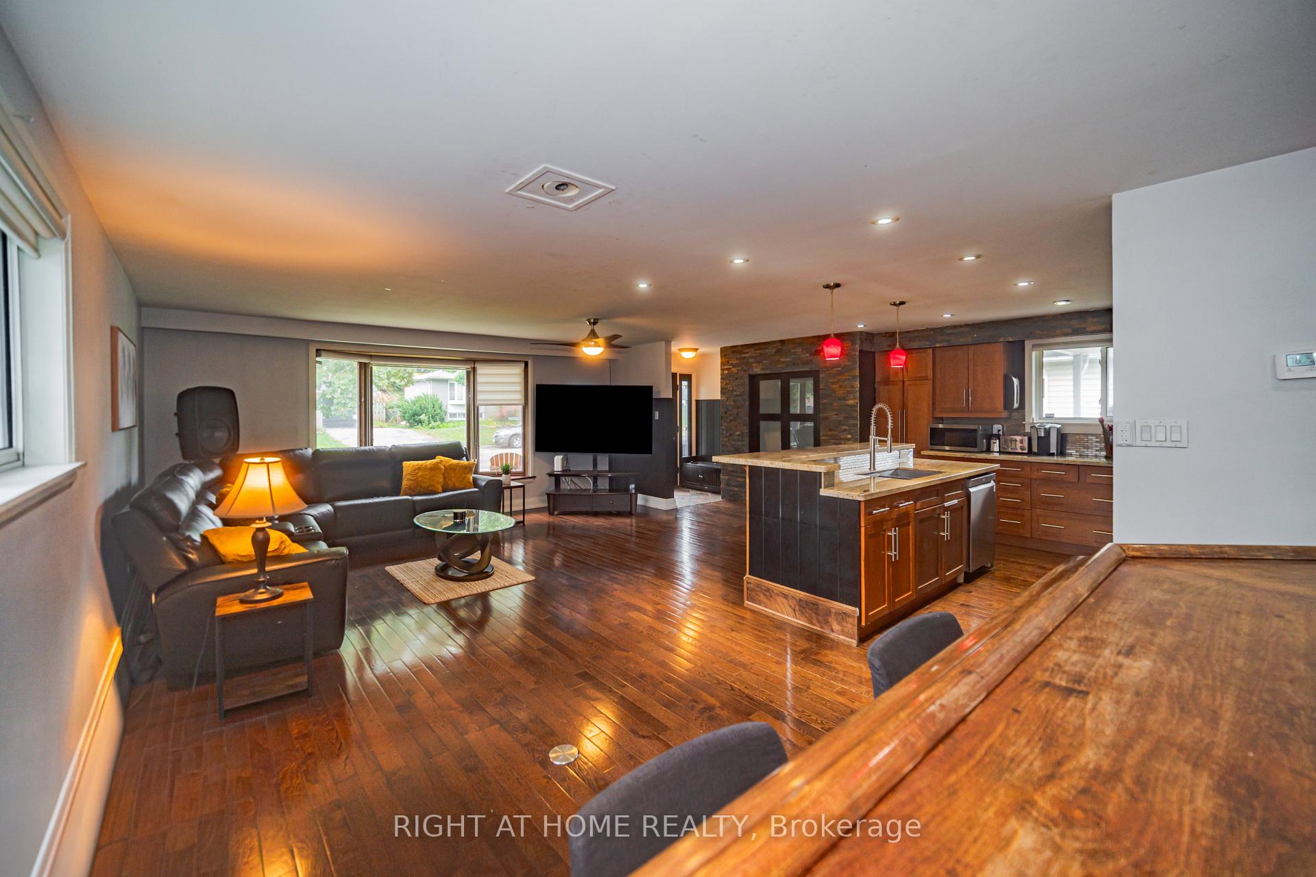 Photo 9 of 4 Devins Drive, Aurora, Aurora Heights — HOMEH