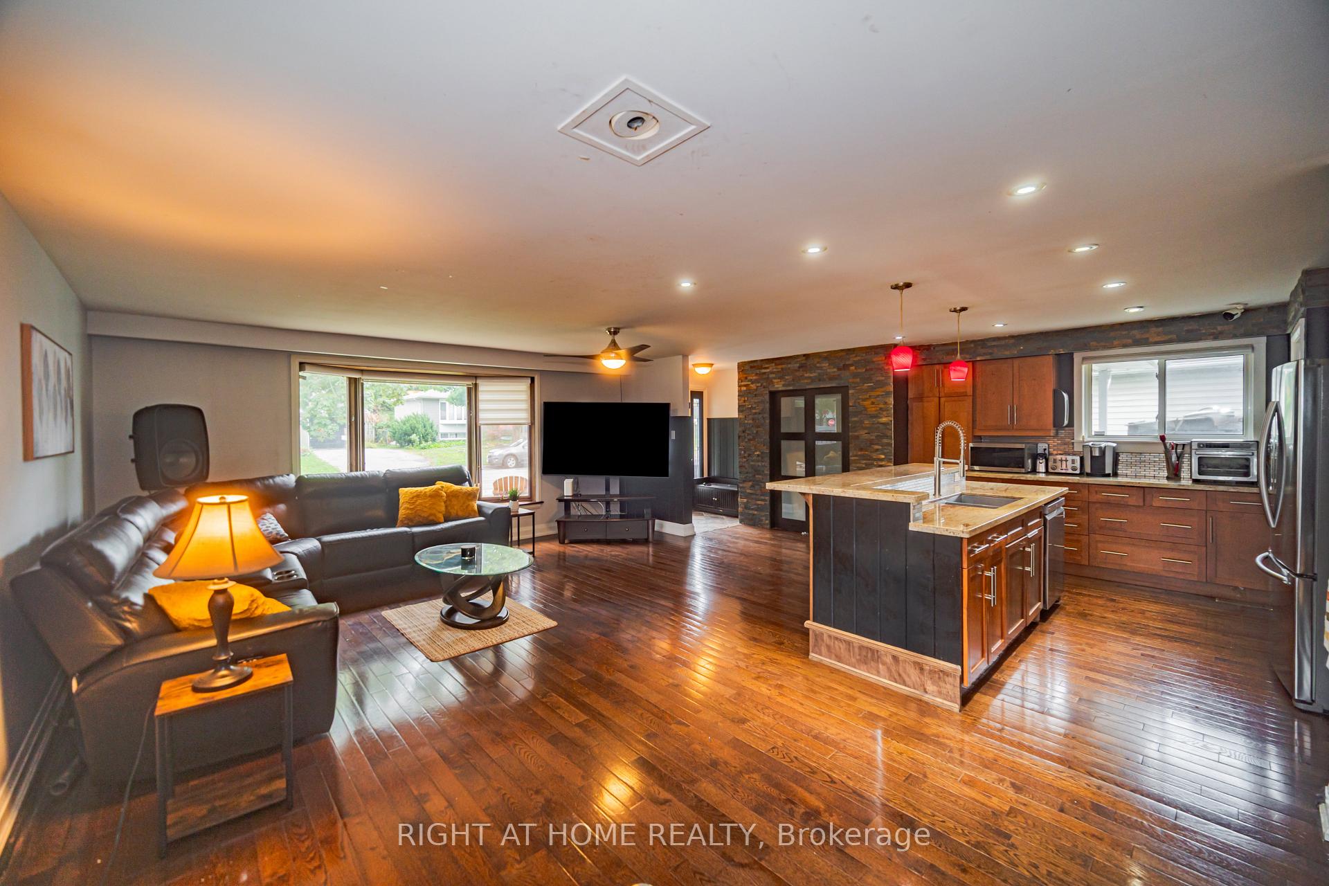 Photo 10 of 4 Devins Drive, Aurora, Aurora Heights — HOMEH
