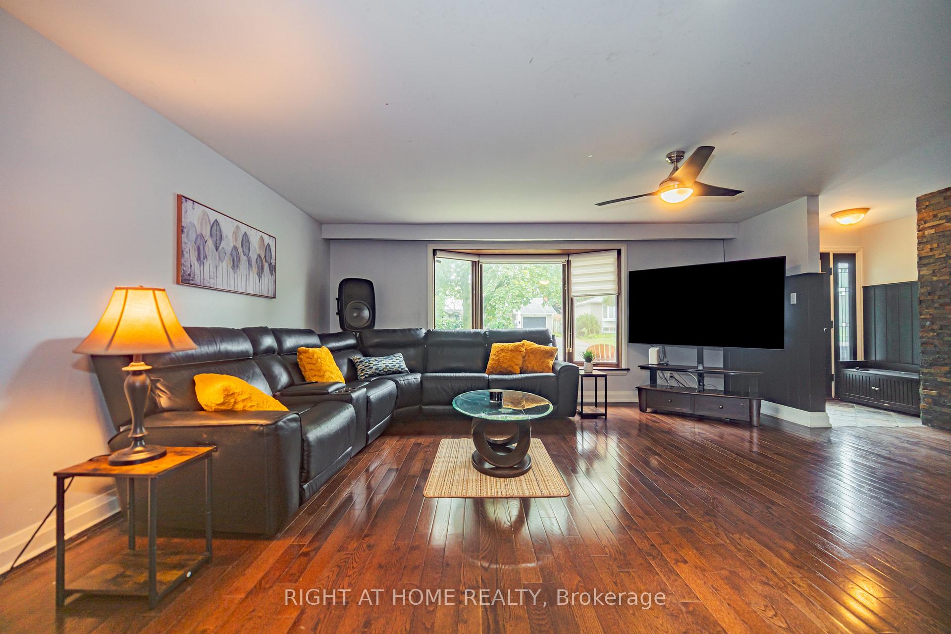 Photo 11 of 4 Devins Drive, Aurora, Aurora Heights — HOMEH