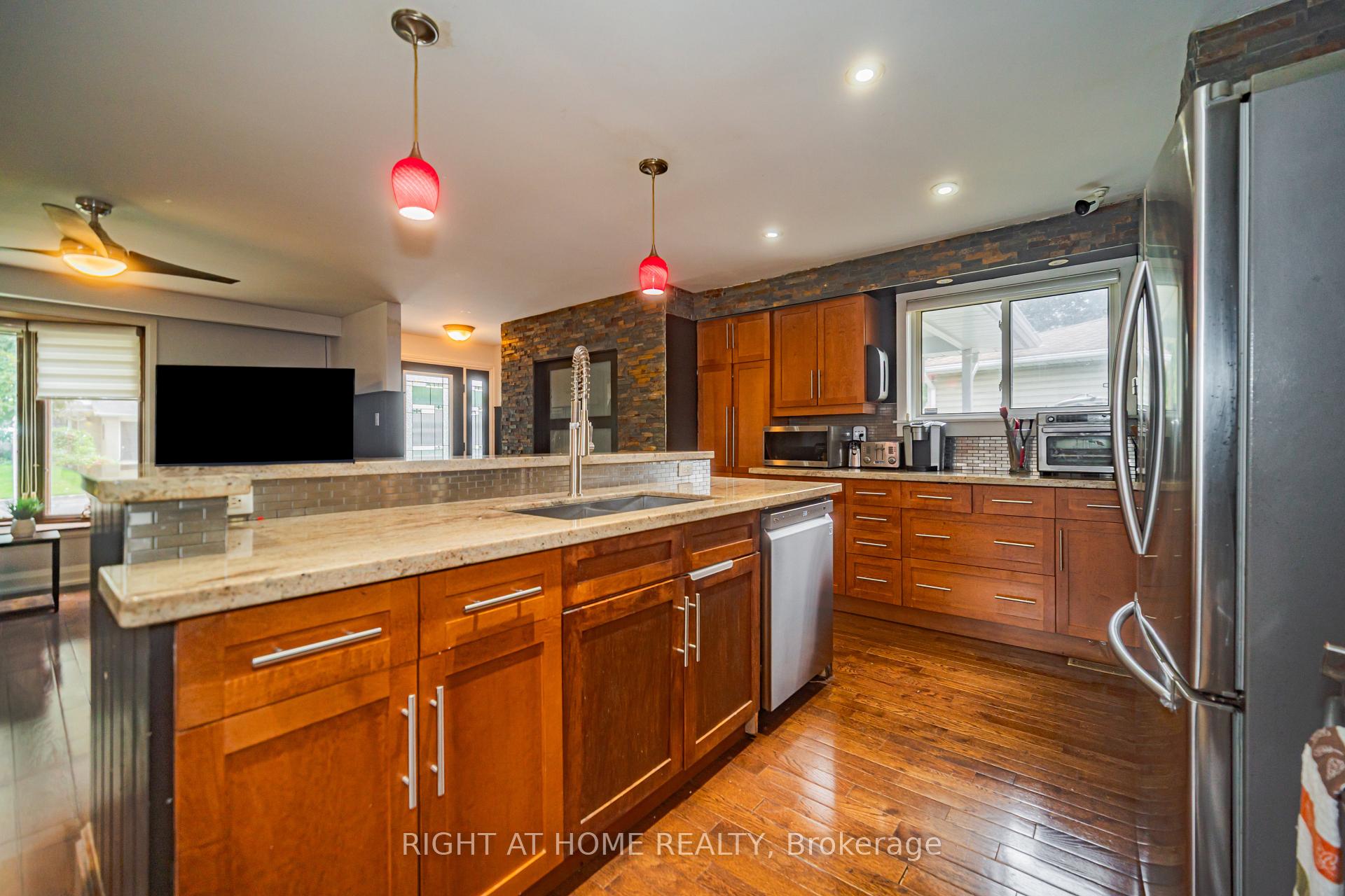 Photo 13 of 4 Devins Drive, Aurora, Aurora Heights — HOMEH