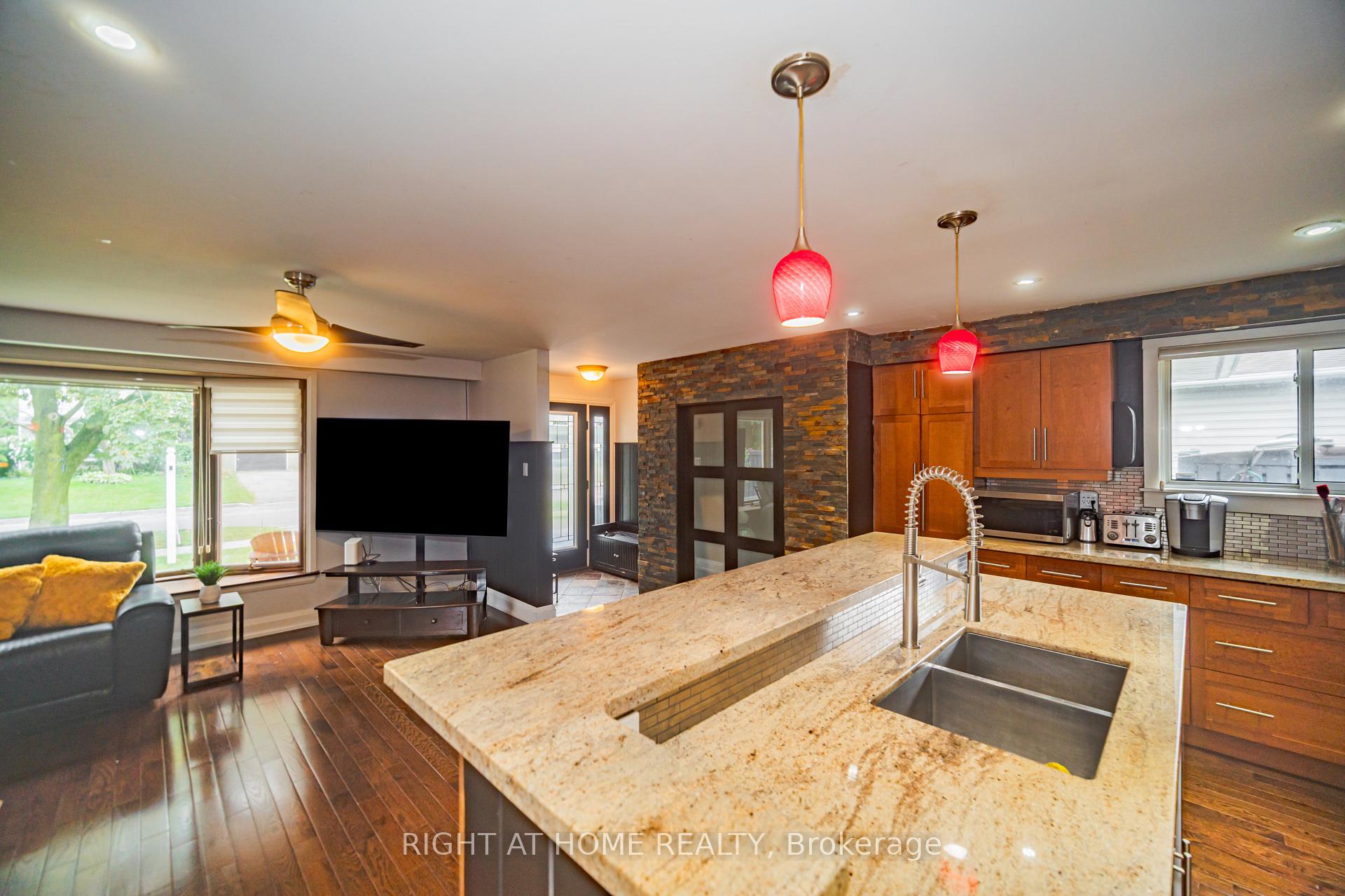 Photo 12 of 4 Devins Drive, Aurora, Aurora Heights — HOMEH