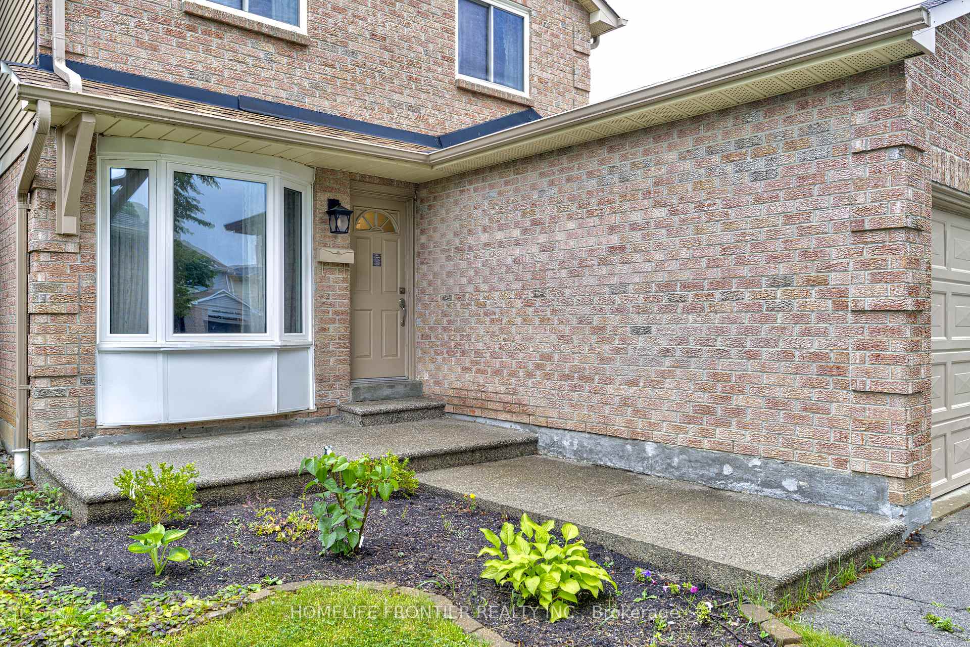 Photo 2 of 358 Woodlawn Crescent, Milton, Bronte Meadows — HOMEH
