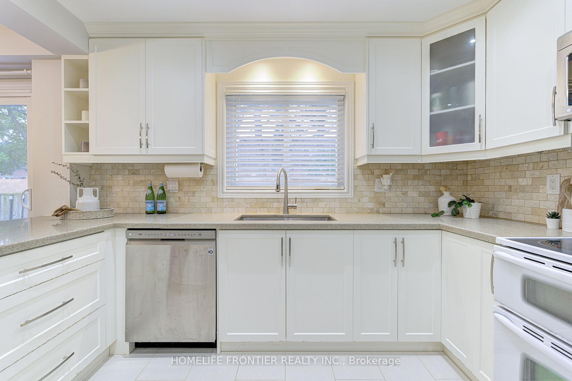 Photo 10 of 358 Woodlawn Crescent, Milton, Bronte Meadows — HOMEH