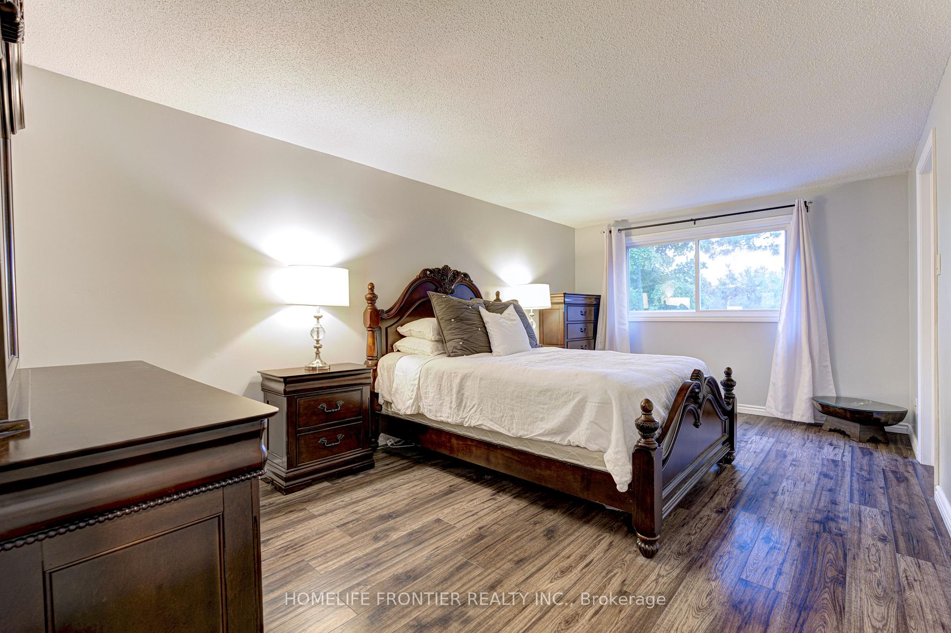 Photo 13 of 358 Woodlawn Crescent, Milton, Bronte Meadows — HOMEH