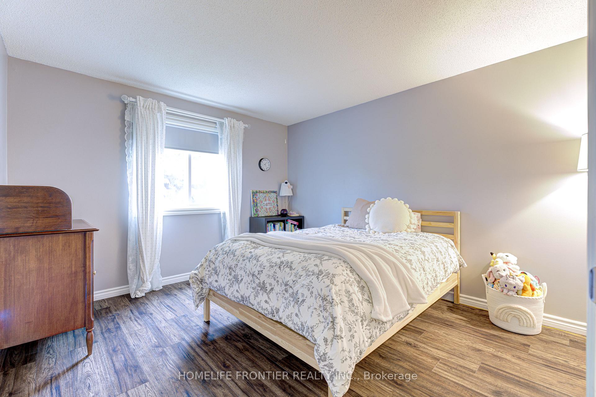 Photo 16 of 358 Woodlawn Crescent, Milton, Bronte Meadows — HOMEH