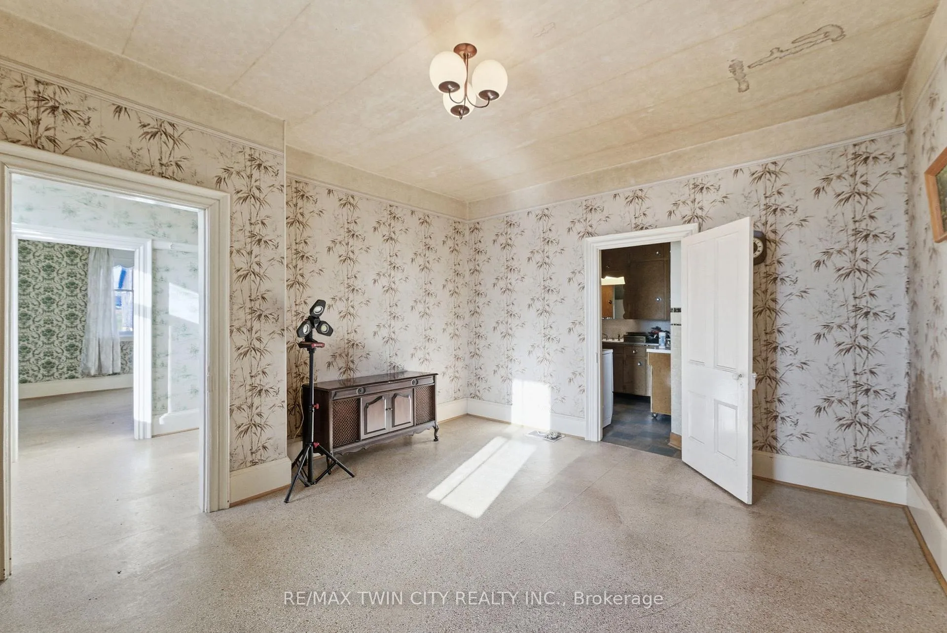 Photo 7 of 1804 Gore Road, Hamilton, Rural Flamborough — HOMEH